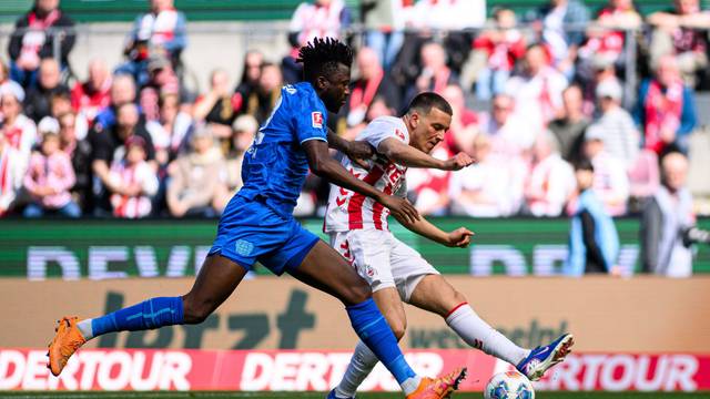 Edmond Tapsoba (Bayer 04 Leverkusen) und Said El Mala (1. FC Köln) kämpfen um den Ball.