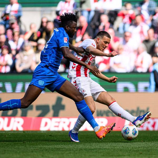 Edmond Tapsoba (Bayer 04 Leverkusen) und Said El Mala (1. FC Köln) kämpfen um den Ball.