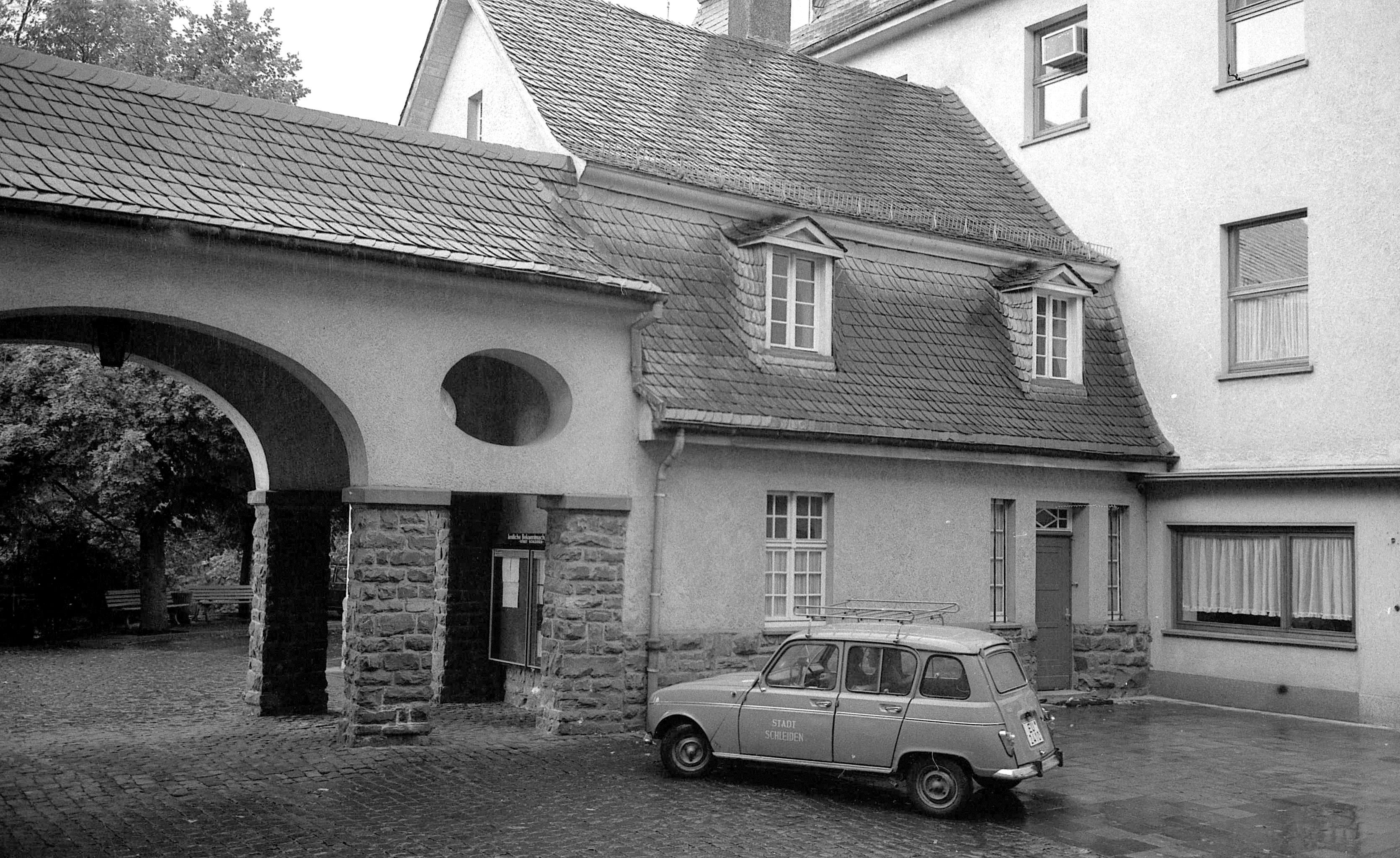 Das Schwarz-Weiß-Foto zeigt das Rathaus in Schleiden in den 1970er-Jahren.