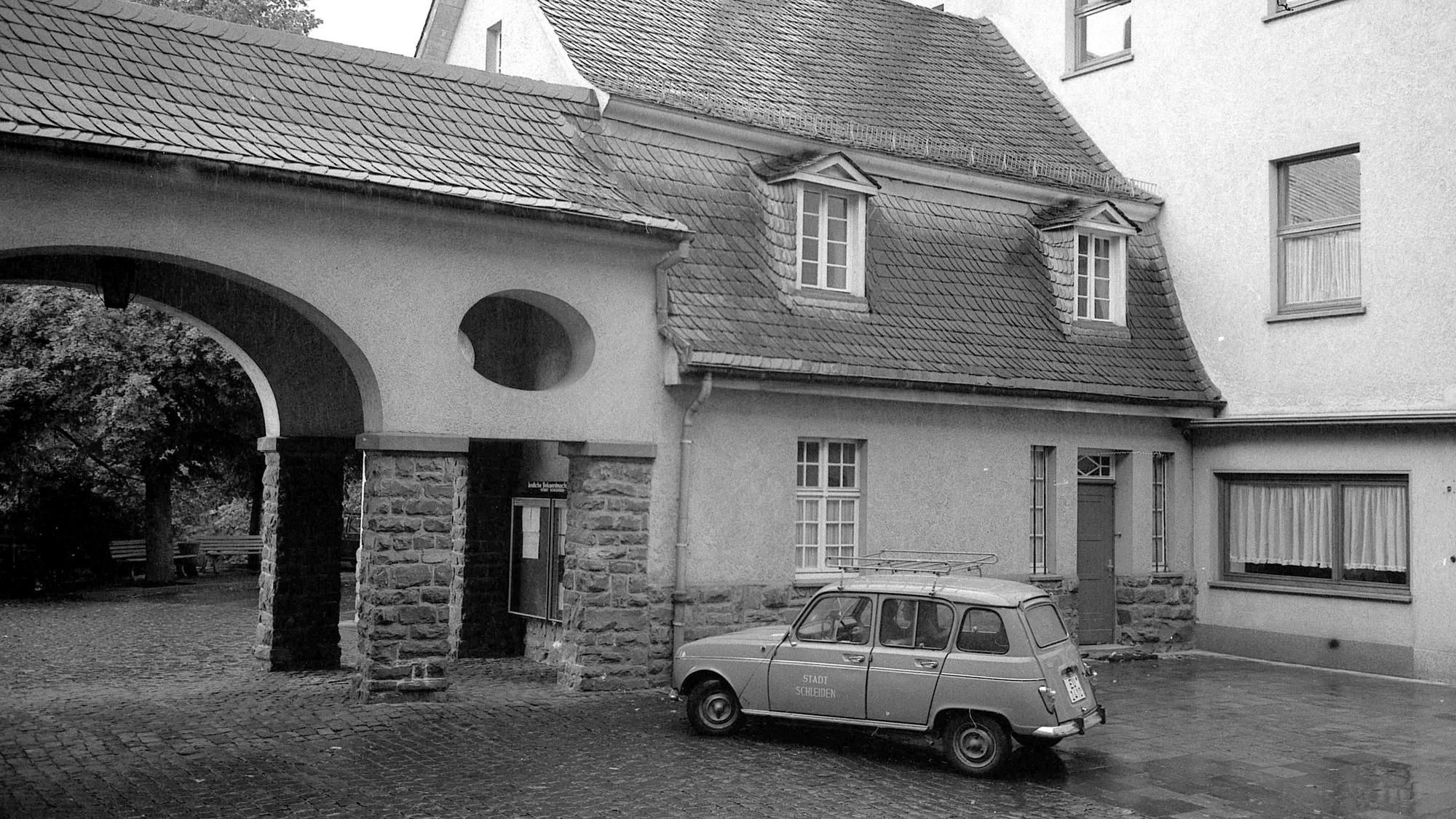 Das Schwarz-Weiß-Foto zeigt das Rathaus in Schleiden in den 1970er-Jahren.