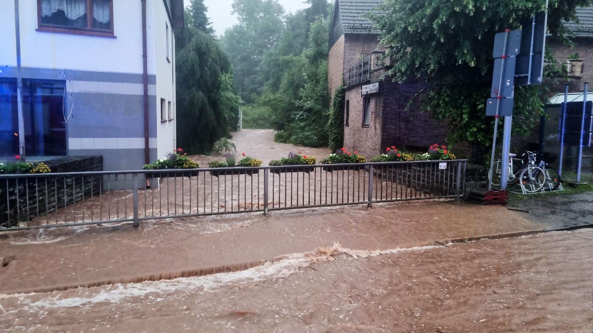 Das Bild vom 14. Juli 2021 zeigt eine überspülte Straße in Hellenthal-Blumenthal.