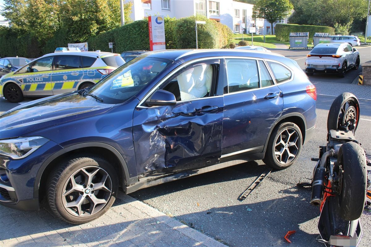 Die Fahrertür des BMW ist stark eingedrückt.