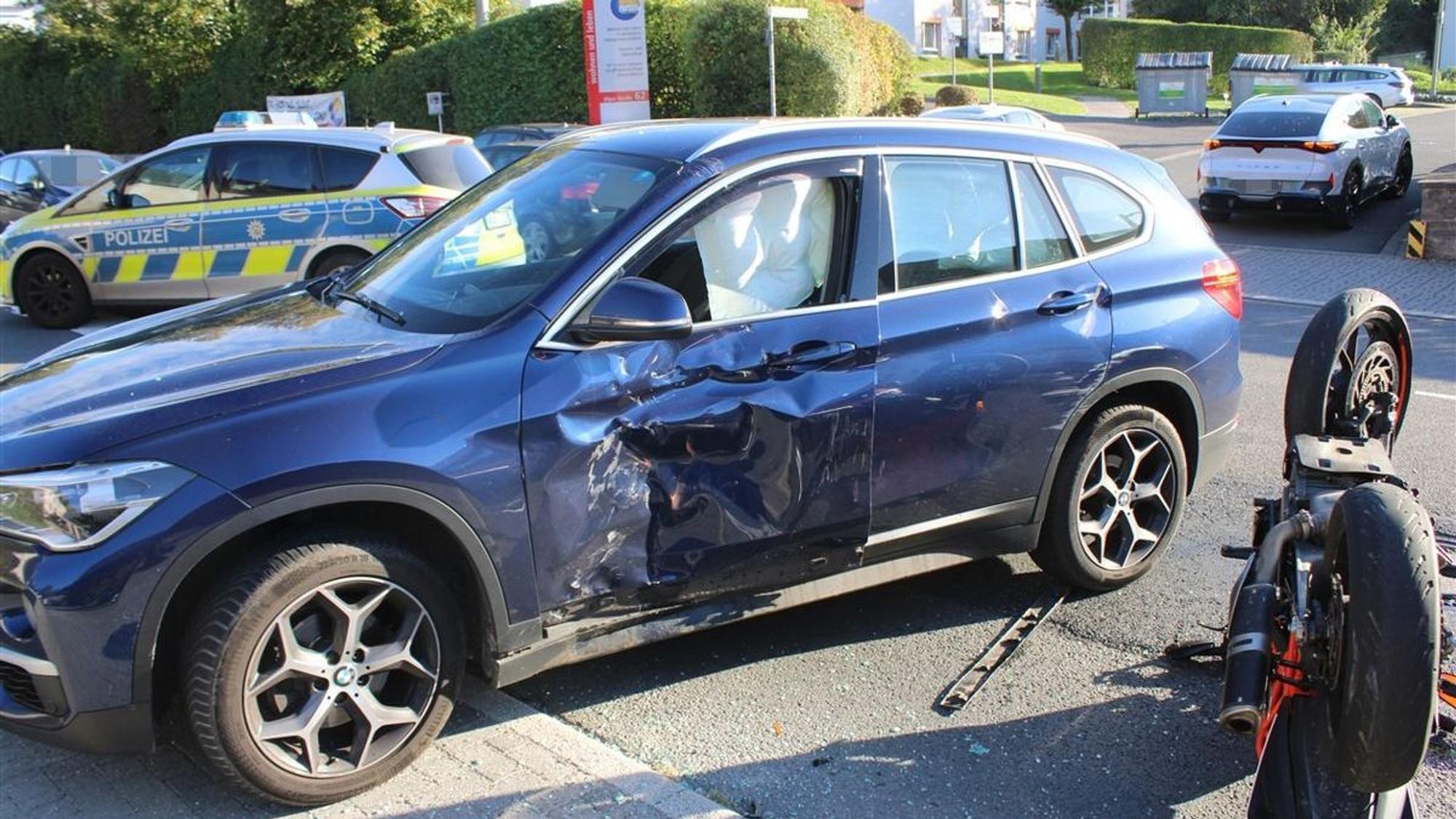 Die Fahrertür des BMW ist stark eingedrückt.