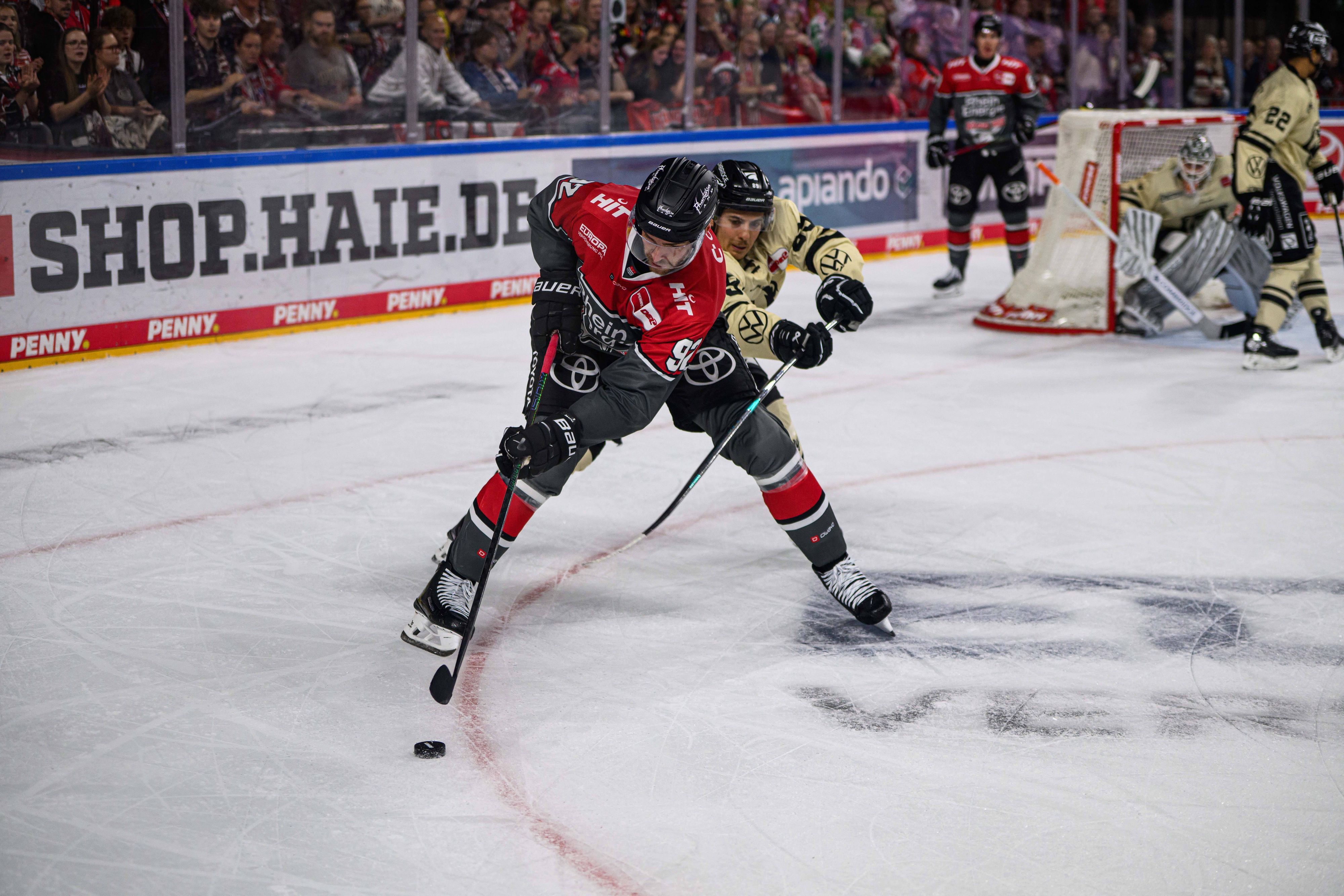Der Ex-Berliner Marcel Noebels im Spiel gegen Wolfsburg für die Kölner Haie.