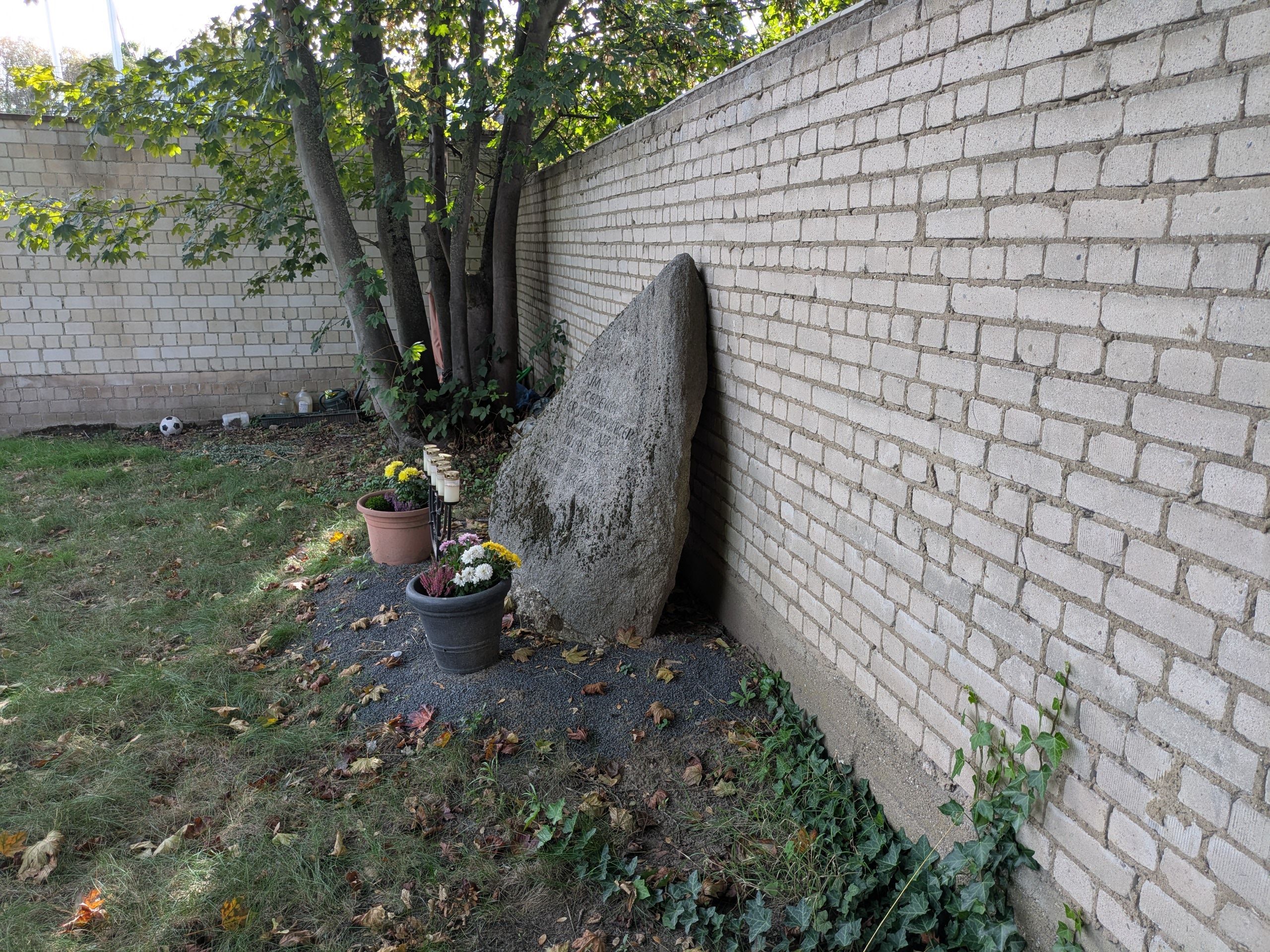 Der Gedenkstein lehnt an der Mauer zum Gelände des früheren Reifenhändlers.