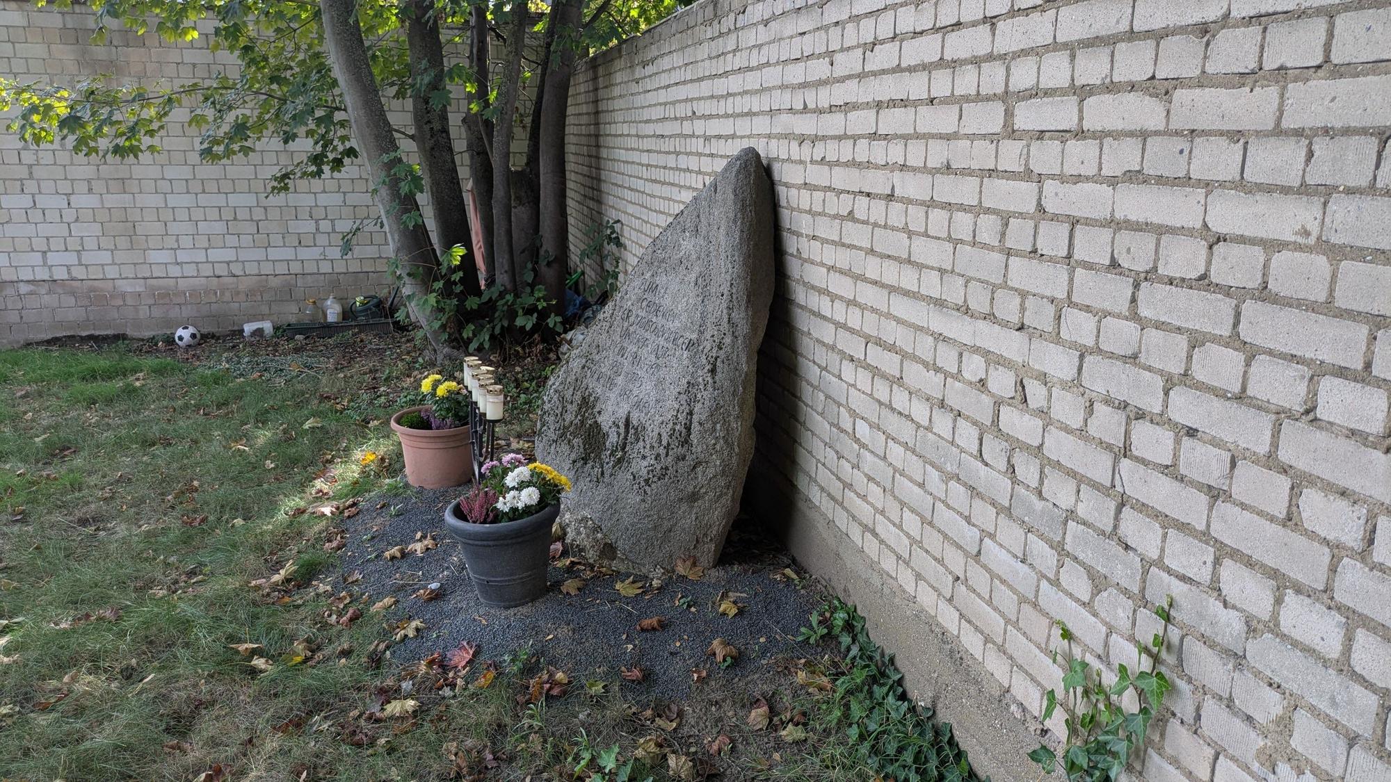 Der Gedenkstein lehnt an der Mauer zum Gelände des früheren Reifenhändlers.