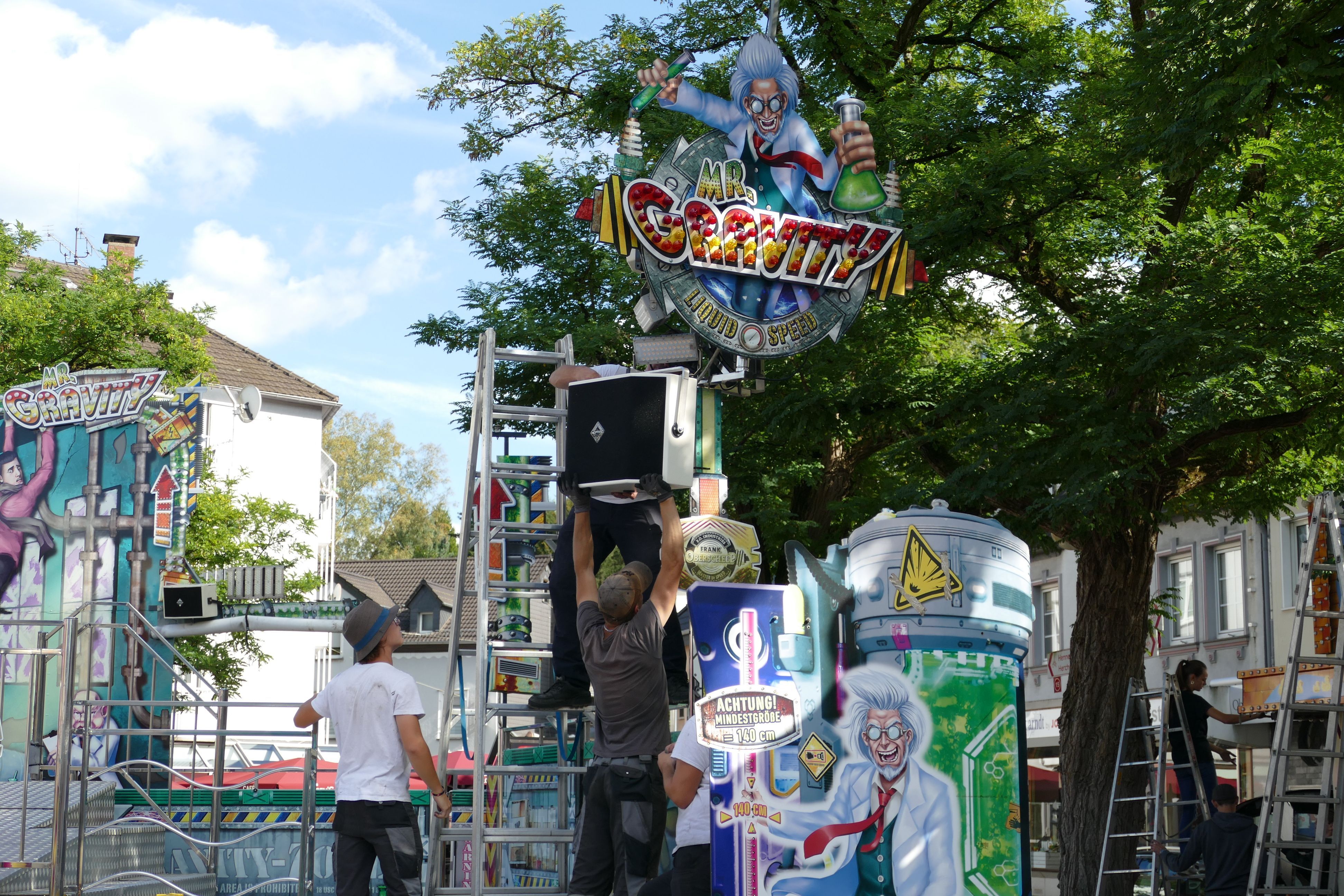 Die Vorbereitungen für die Eitorfer Kirmes laufen: „Mr. Gravity“ erhält noch ein paar Lautsprecher.