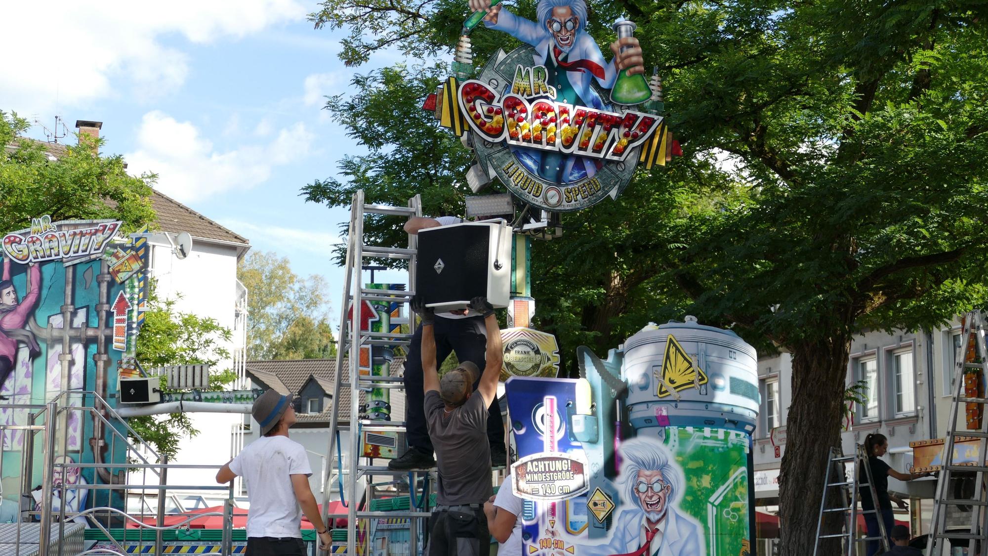 Die Vorbereitungen für die Eitorfer Kirmes laufen: „Mr. Gravity“ erhält noch ein paar Lautsprecher.