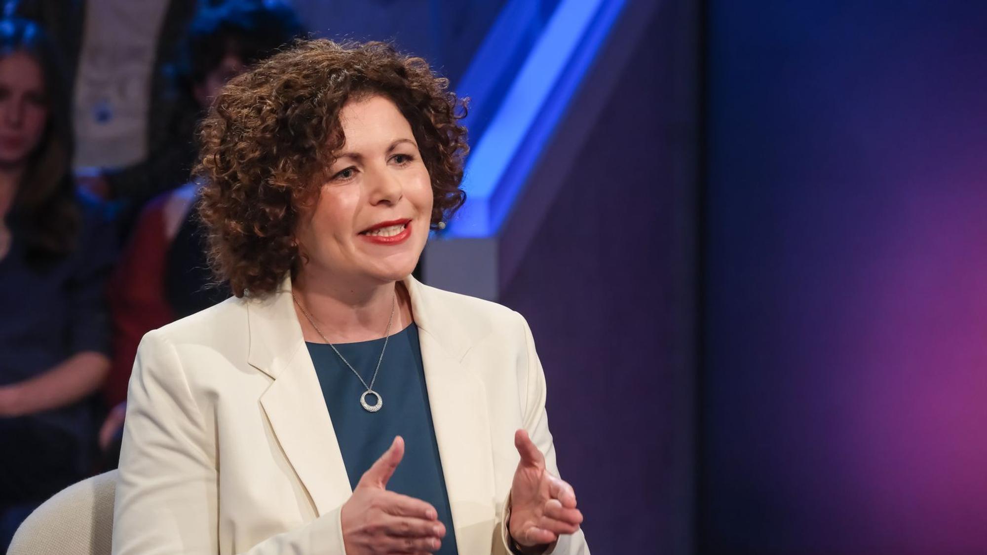 BSW-Vorsitzende Amira Mohamed Ali erklärt bei „Maischberger“, dass es keine Absprachen ihrer Partei mit der AfD in Sachsen-Anhalt gebe. (Bild: WDR / Oliver Ziebe)