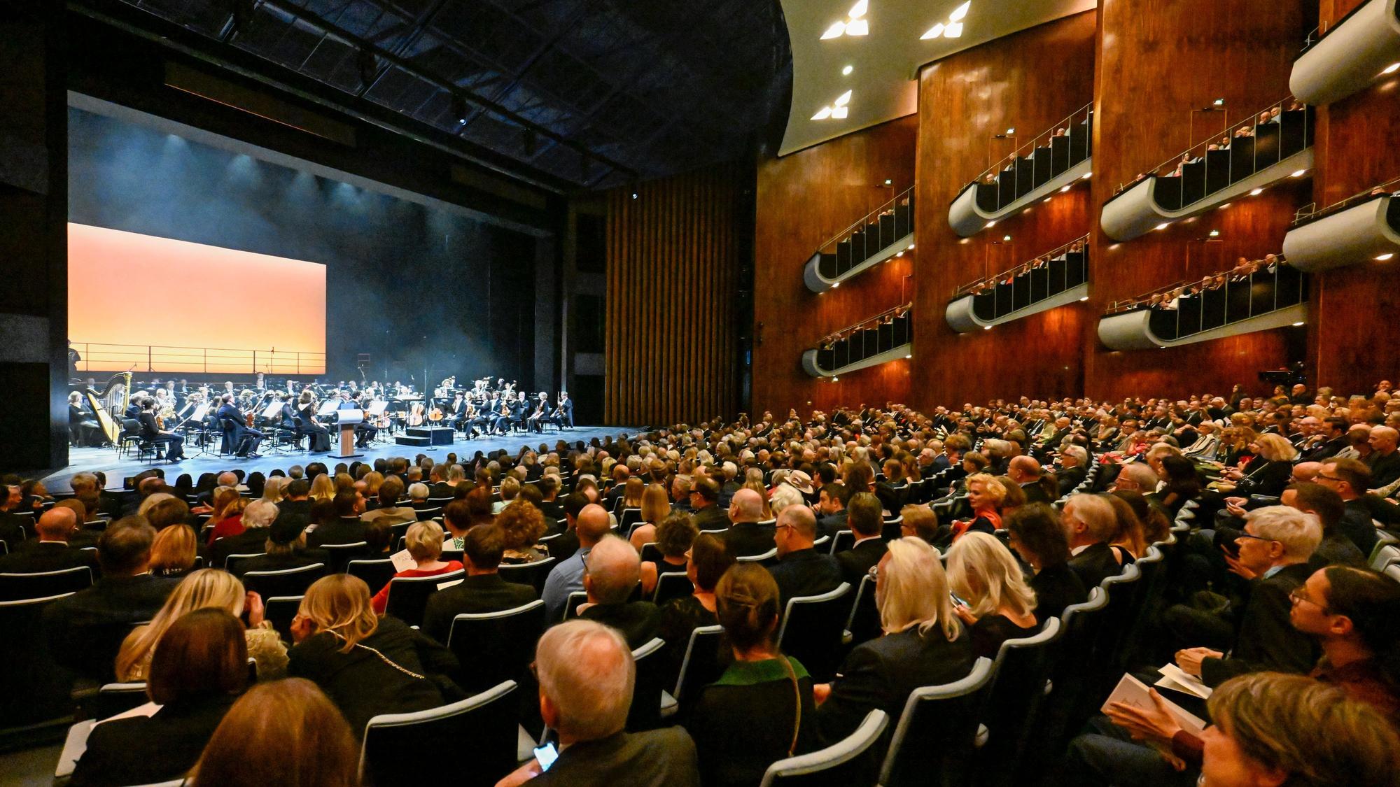 Blick auf die Bühne der Oper Köln durch das Publikum. Auf der Bühne musiziert ein Orchester. (Archivbild)