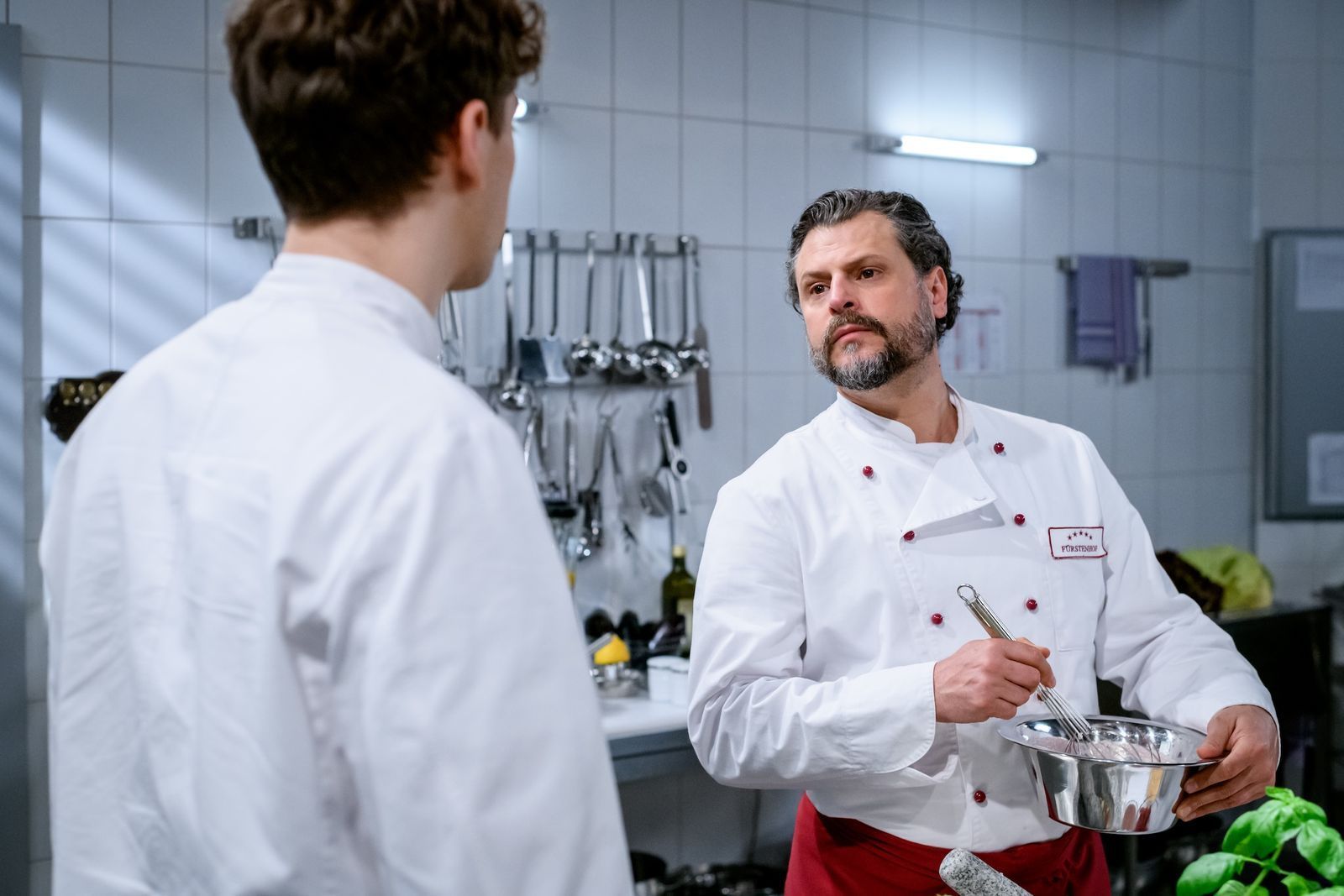 Sinan (Roberto Capasso, links) und Fernando (Manuel Cortez) sind bald als neue Figuren bei „Sturm der Liebe“ dabei. (Bild: ARD/WDR/Christof Arnold)