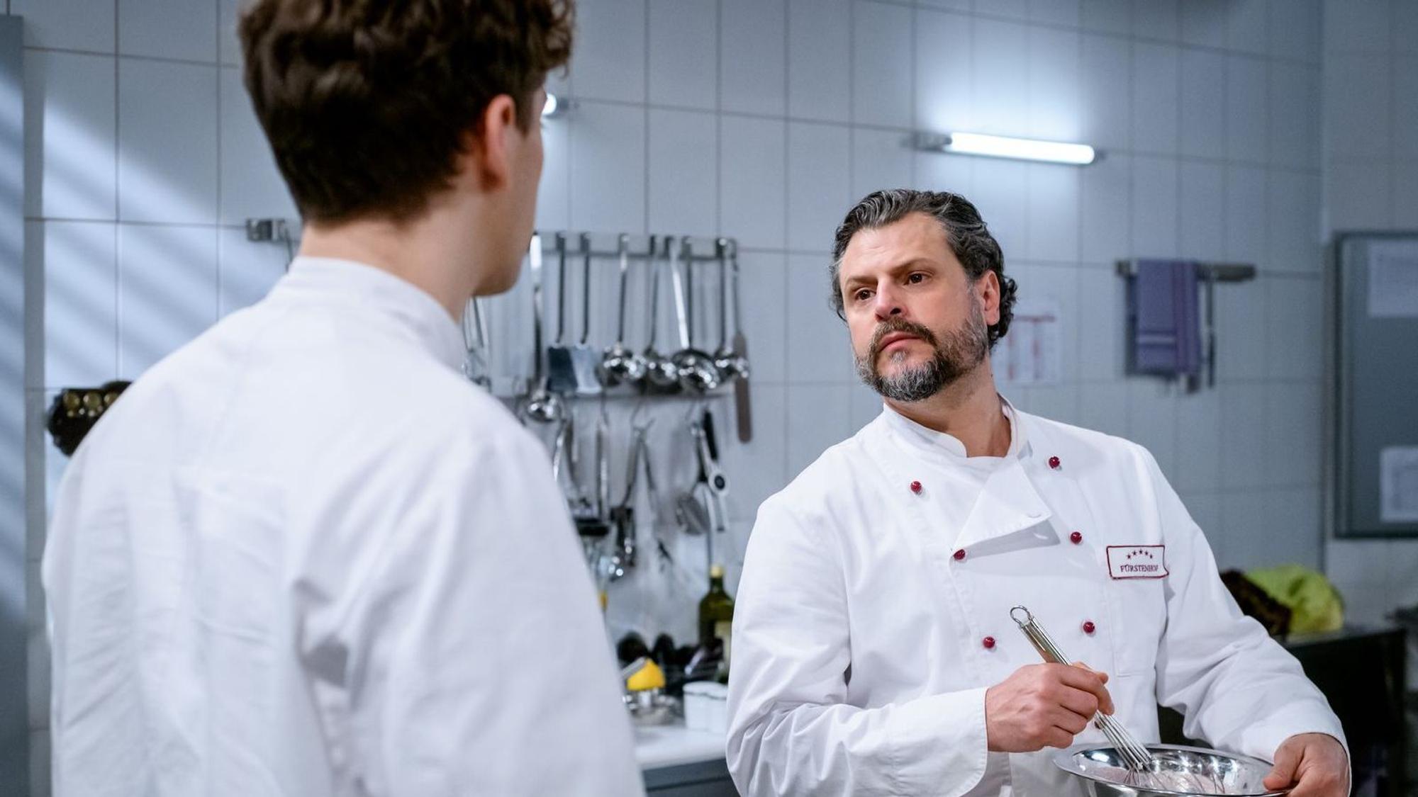 Sinan (Roberto Capasso, links) und Fernando (Manuel Cortez) sind bald als neue Figuren bei „Sturm der Liebe“ dabei. (Bild: ARD/WDR/Christof Arnold)