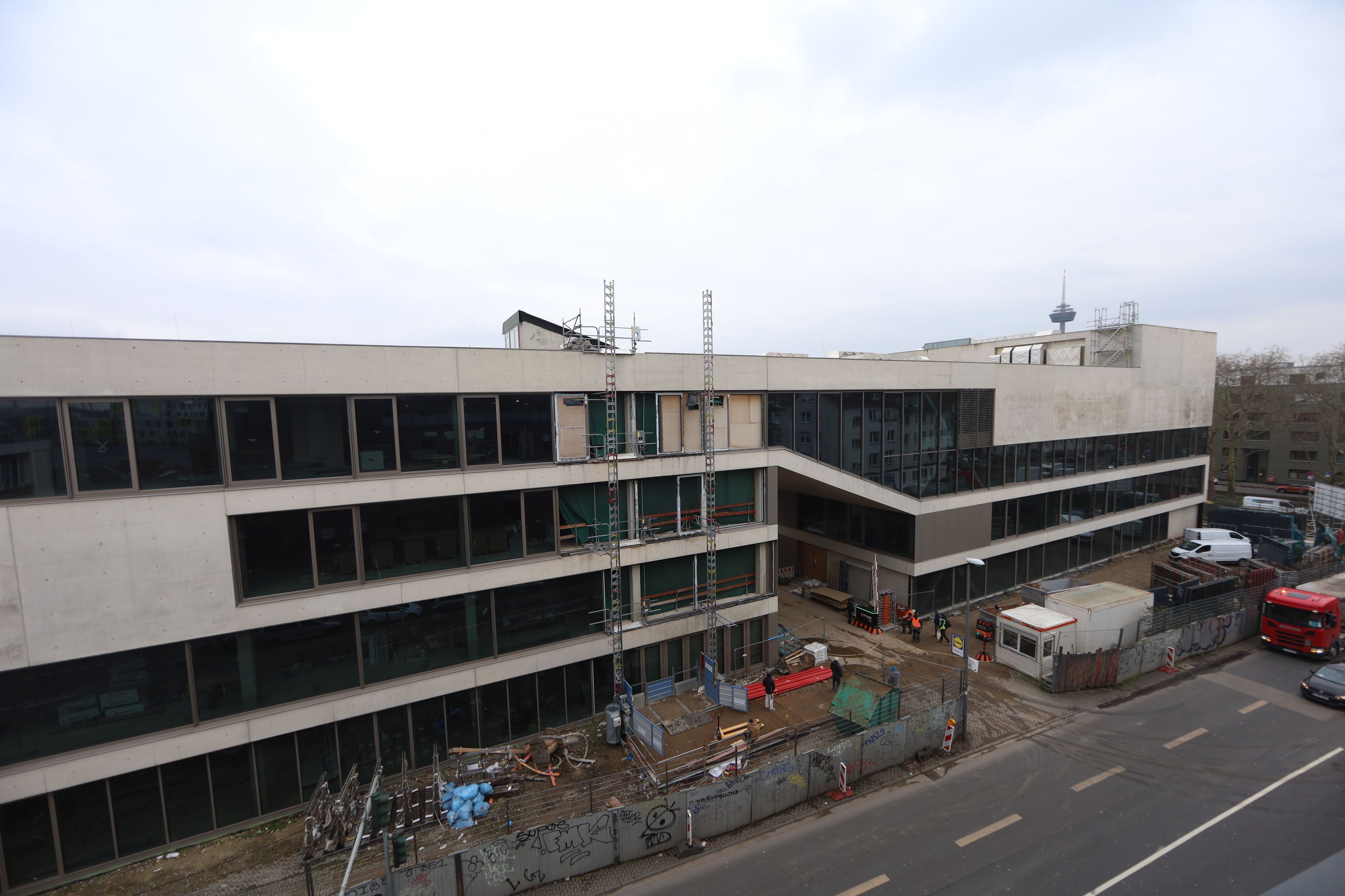 Das neue Gebäude der Heliosschule in Ehrenfeld: Der Bau ist noch nicht fertig, aber schon musste die Fassade saniert werden.