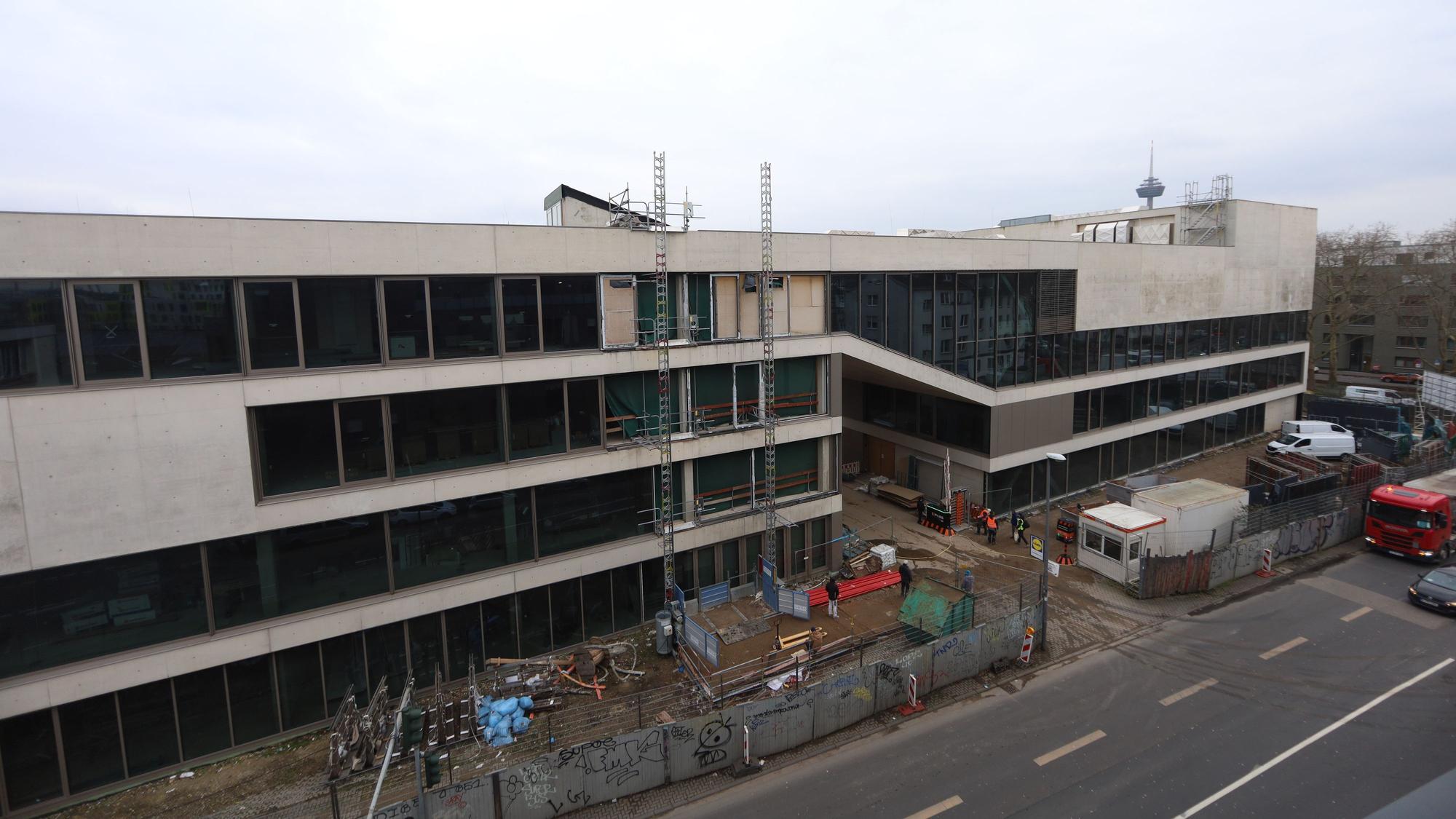 Das neue Gebäude der Heliosschule in Ehrenfeld: Der Bau ist noch nicht fertig, aber schon musste die Fassade saniert werden.