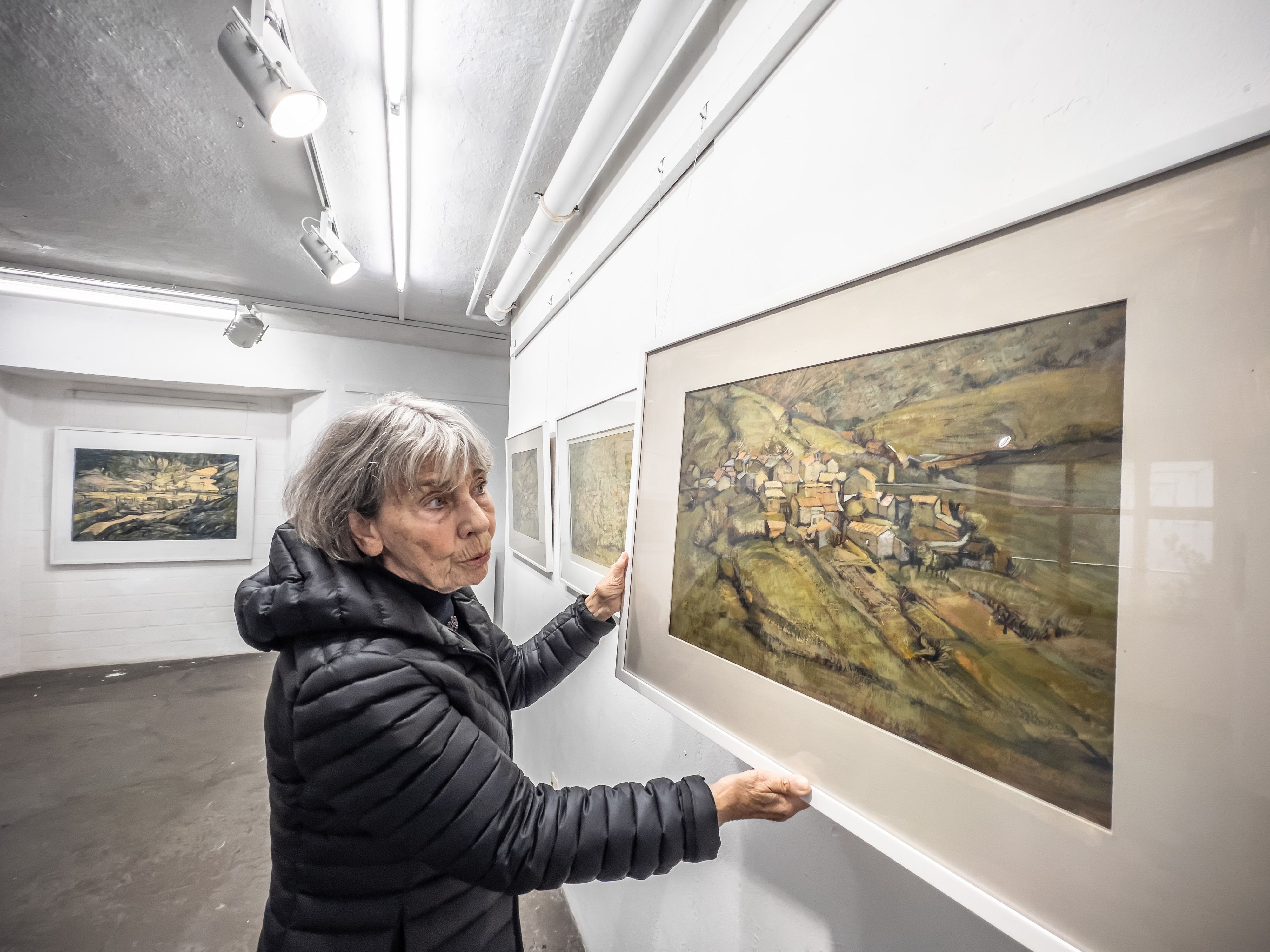 Künstlerbunker Karlstraße: Jutta Schmücking baut eine Ausstellung von Rolf Wetter auf. Bild: Ralf Krieger