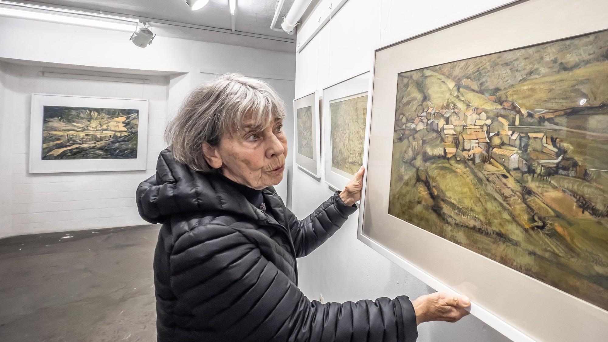 Künstlerbunker Karlstraße: Jutta Schmücking baut eine Ausstellung von Rolf Wetter auf. Bild: Ralf Krieger