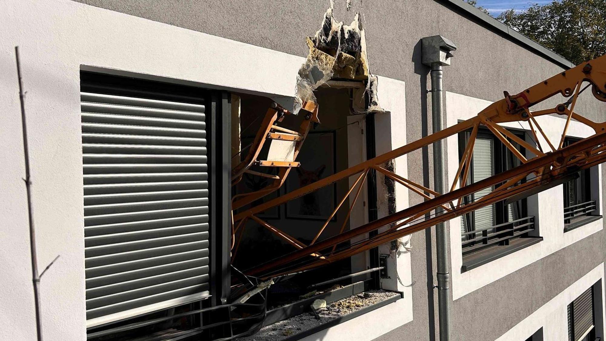 Kran kippt und stürzt auf Wohnhaus