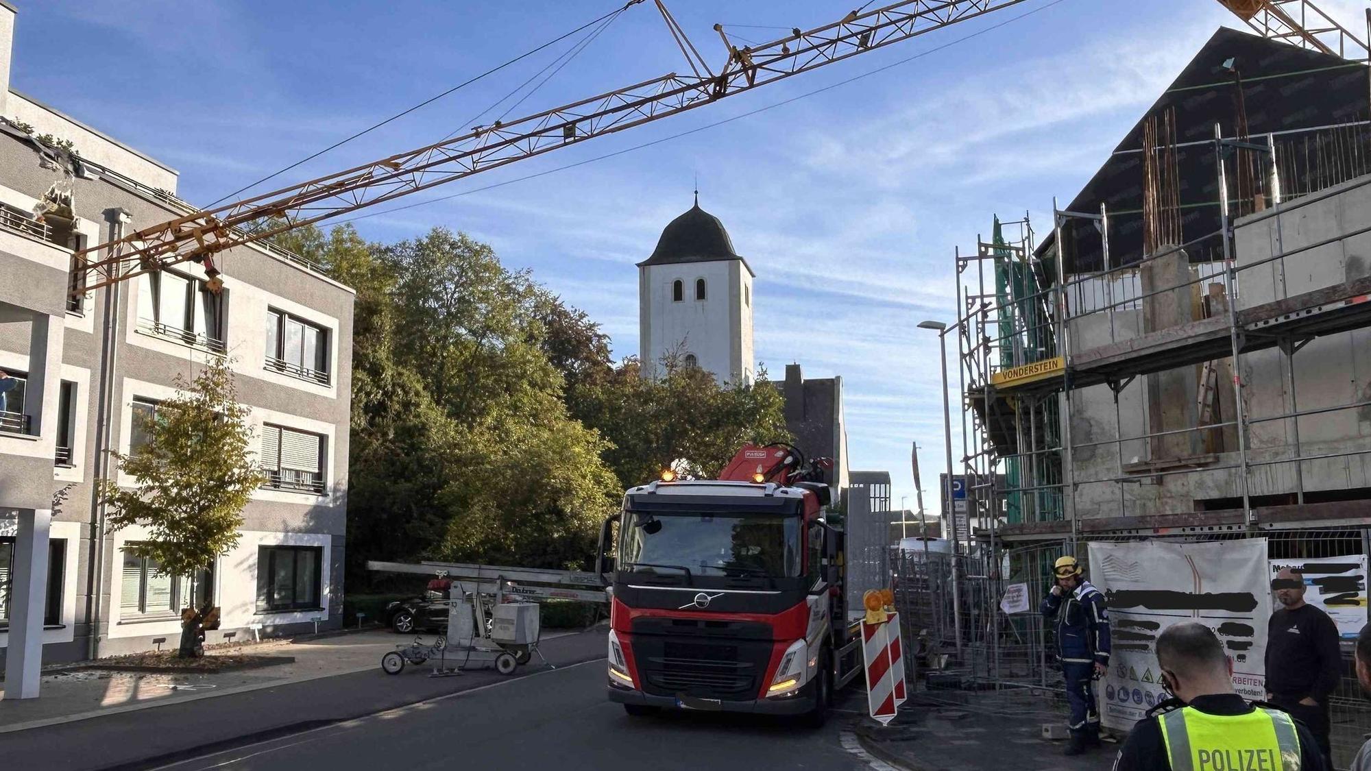 Kran kippt und stürzt auf Wohnhaus
