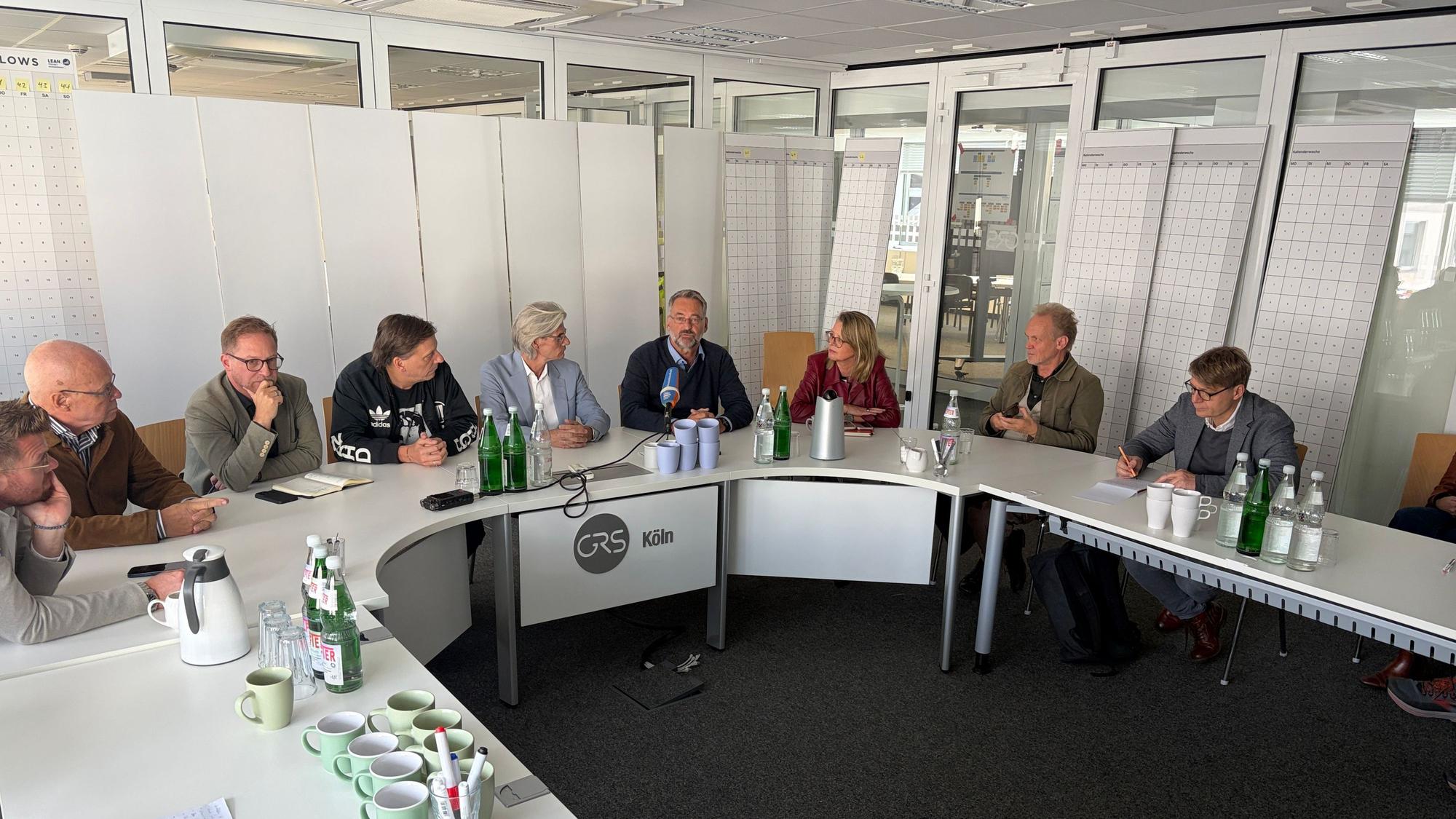 Das Pressegespräch am Donnerstag, unter anderem mit Kulturdezernent Stefan Charles (5. von links).
