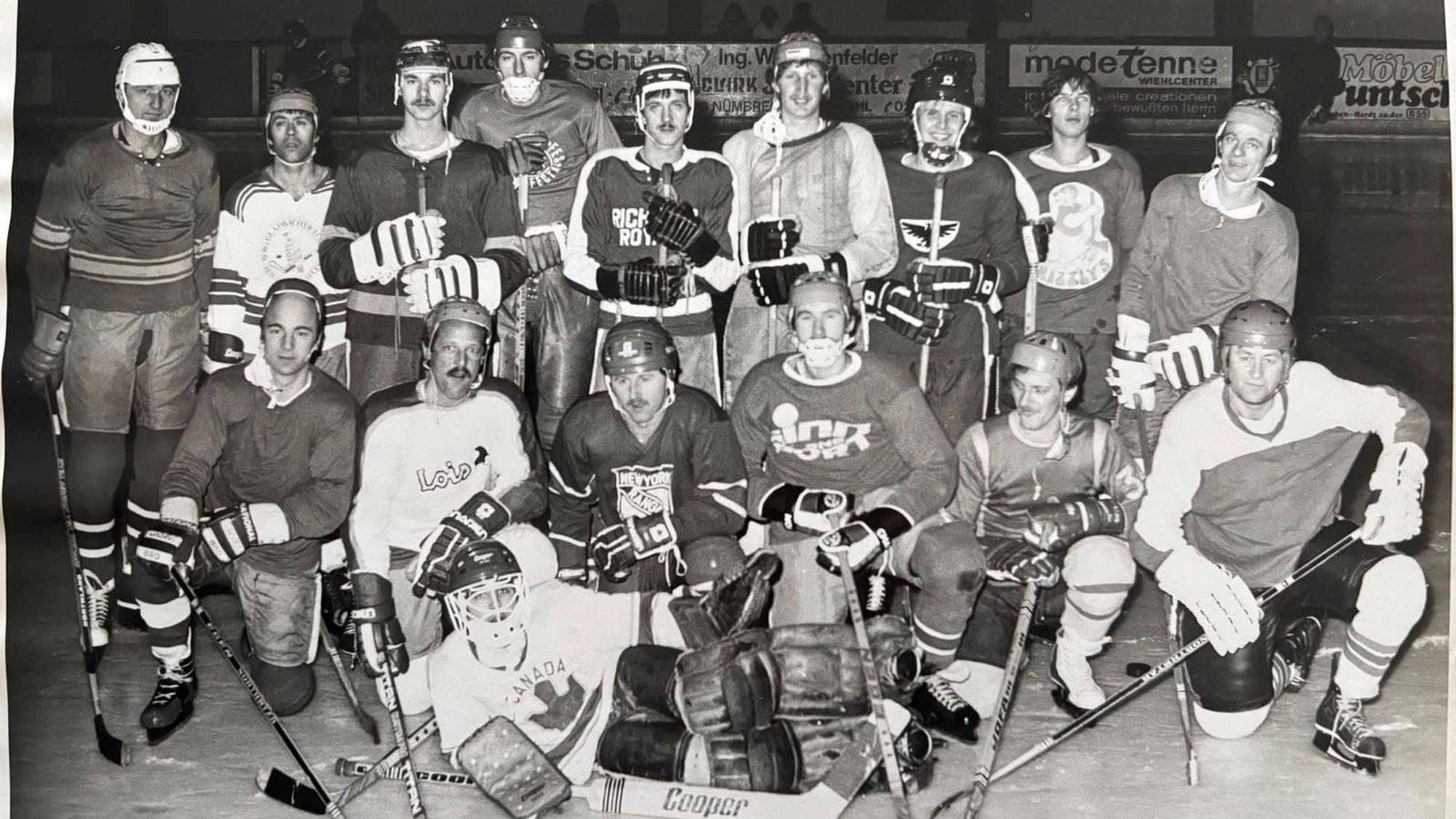 Ein altes schwarz, weißes Gruppenfoto der Grizzlies.