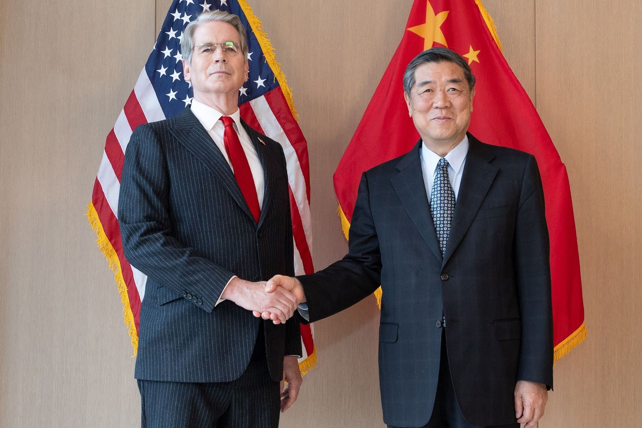 Die von der chinesischen staatlichen Nachrichtenagentur Xinhua zur Verfügung gestellte Aufnahme zeigt US-Finanzminister Scott Bessent (l) und den chinesischen Vize-Ministerpräsidenten He Lifeng vor Beginn ihrer Konsultationen.