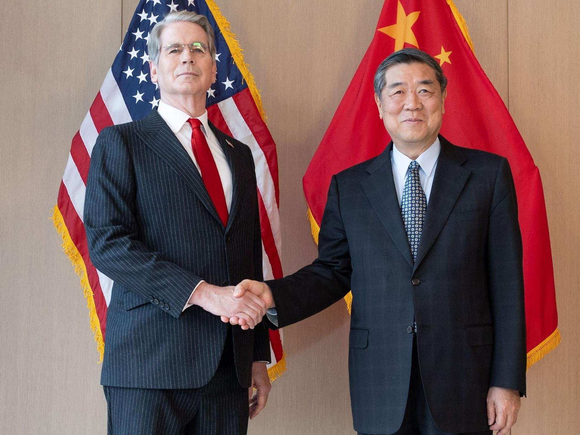 Die von der chinesischen staatlichen Nachrichtenagentur Xinhua zur Verfügung gestellte Aufnahme zeigt US-Finanzminister Scott Bessent (l) und den chinesischen Vize-Ministerpräsidenten He Lifeng vor Beginn ihrer Konsultationen.