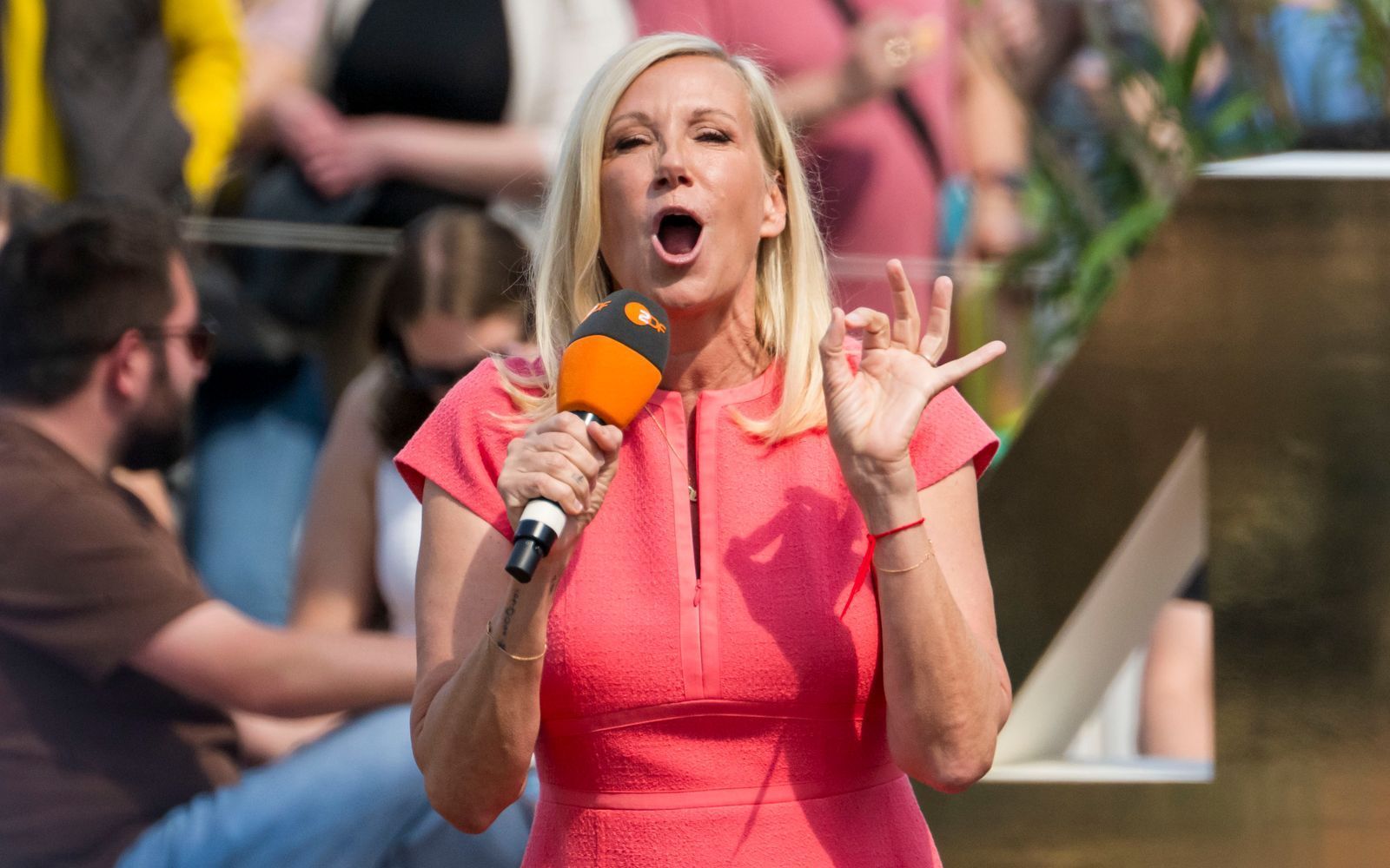 Andrea Kiewel, sonst vor allem aus dem ZDF-“Fernsehgarten“ bekannt, wird bei „Catch Us. Die Jagd durch Europa“ dabei sein. (Bild: 2026 Getty Images/Thomas Lohnes)