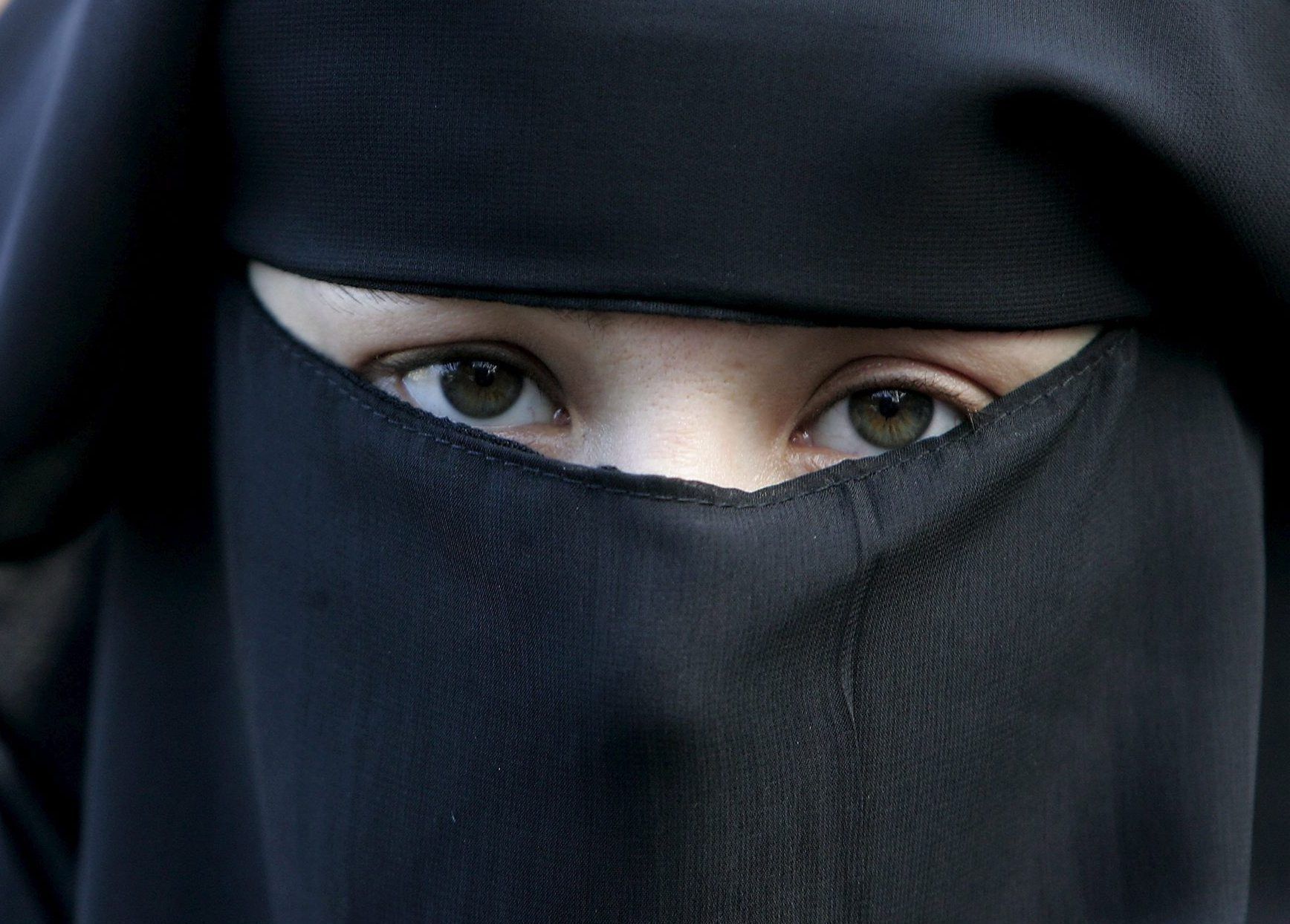 Eine Frau trägt Burka. Symbolfoto.
