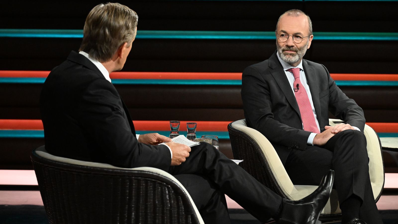 CSU-Vize Manfred Weber stellte im Gespräch mit dem ZDF-Moderator klar, dass ein Kanzlerwechsel für ihn nicht zur Debatte stehe. (Bild: Cornelia Lehmann / ZDF)