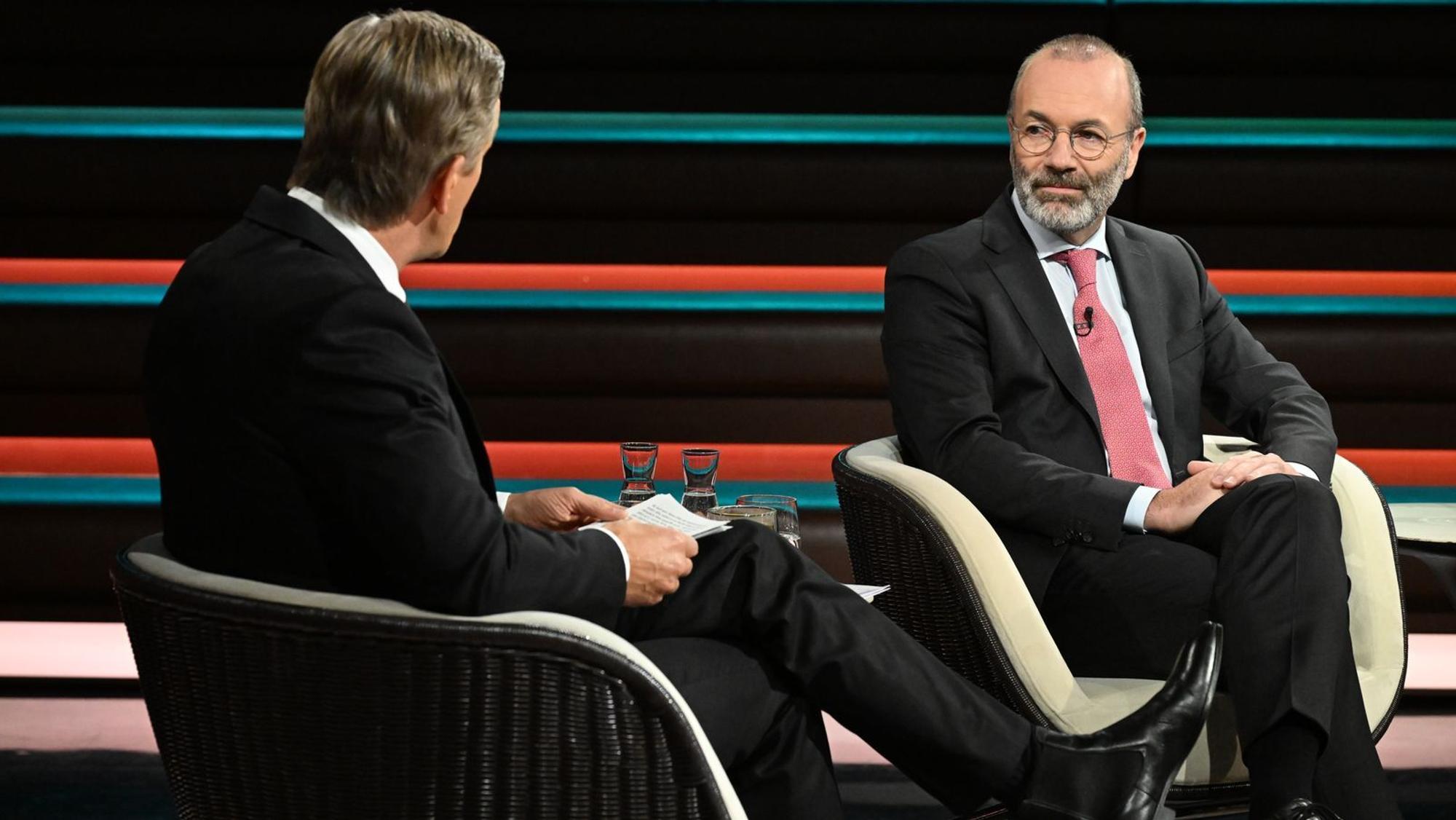 CSU-Vize Manfred Weber stellte im Gespräch mit dem ZDF-Moderator klar, dass ein Kanzlerwechsel für ihn nicht zur Debatte stehe. (Bild: Cornelia Lehmann / ZDF)