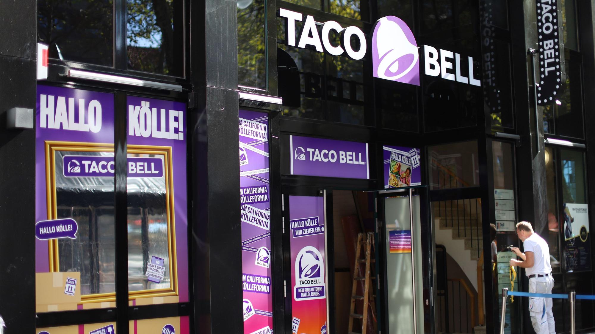 Die neue Taco-Bell-Filiale auf dem Hohenzollernring von außen. Fenster und Türen sind bereits im lilafarbenen Design und mit Taco-Bell-Werbung gelabelt.