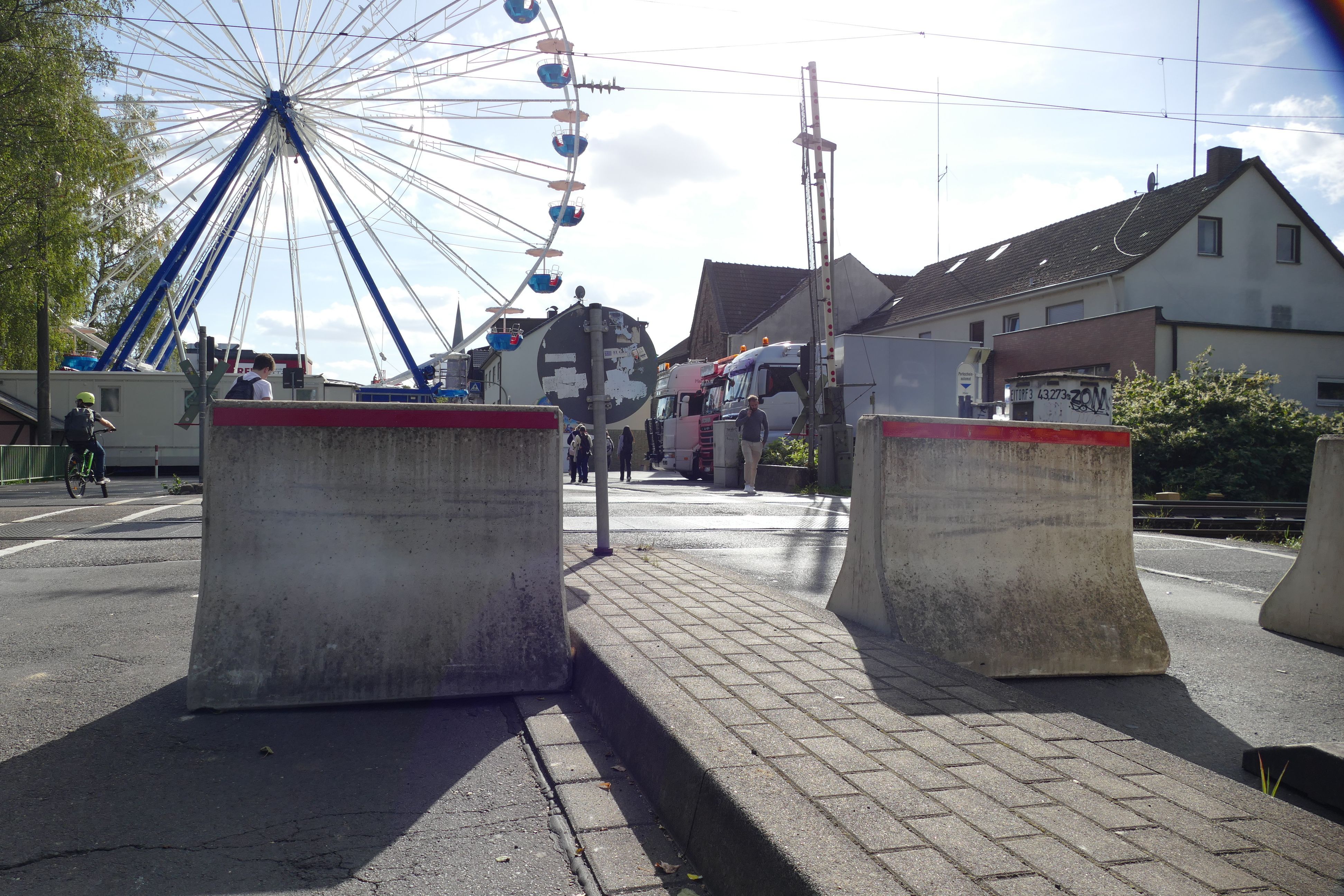 Betonblöcke sollen die Zufahrten zur Eitorfer Kirmes schützen.