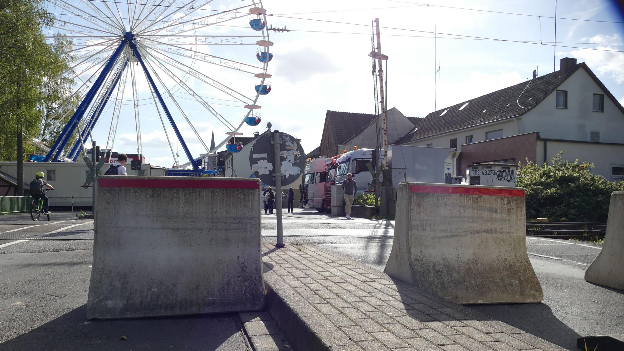 Betonblöcke sollen die Zufahrten zur Eitorfer Kirmes schützen.