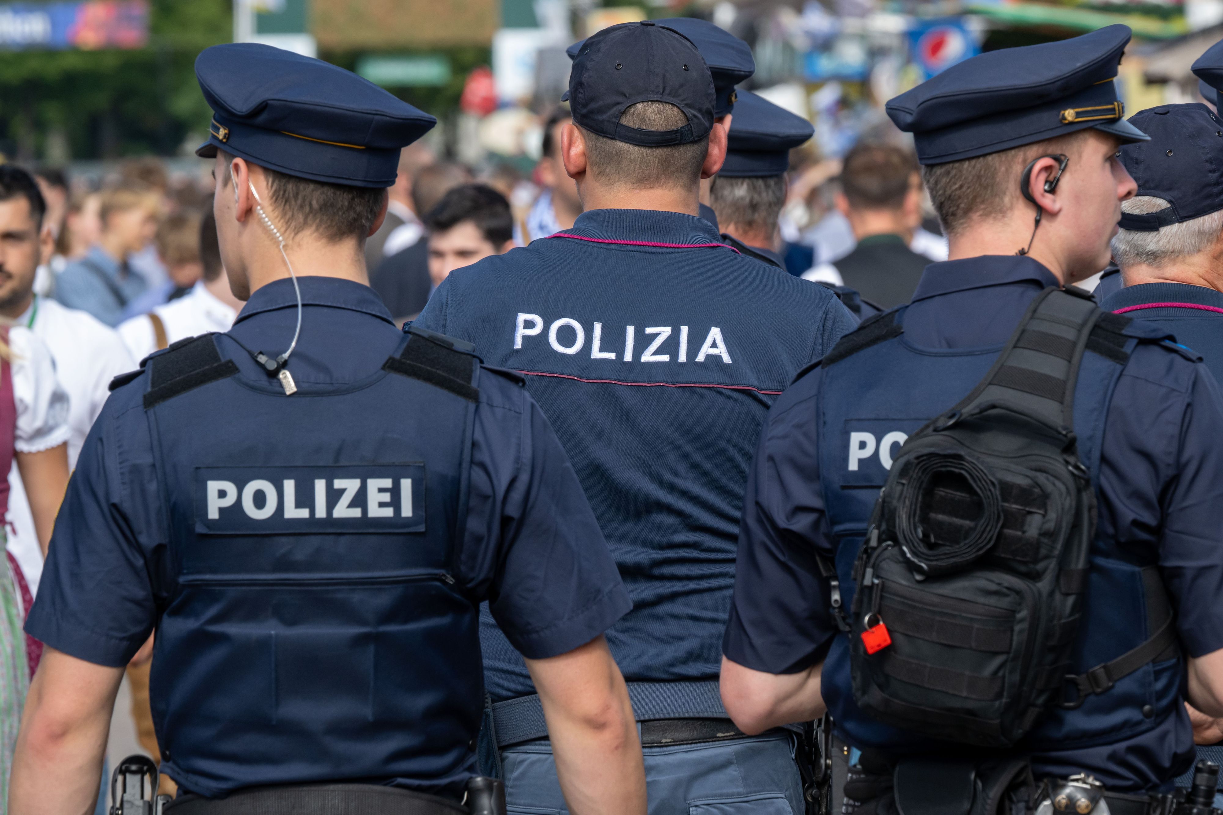 Polizisten aus Bayern und Italien gehen beim 188. Münchner Oktoberfest gemeinsam über das Gelände auf Streife.
