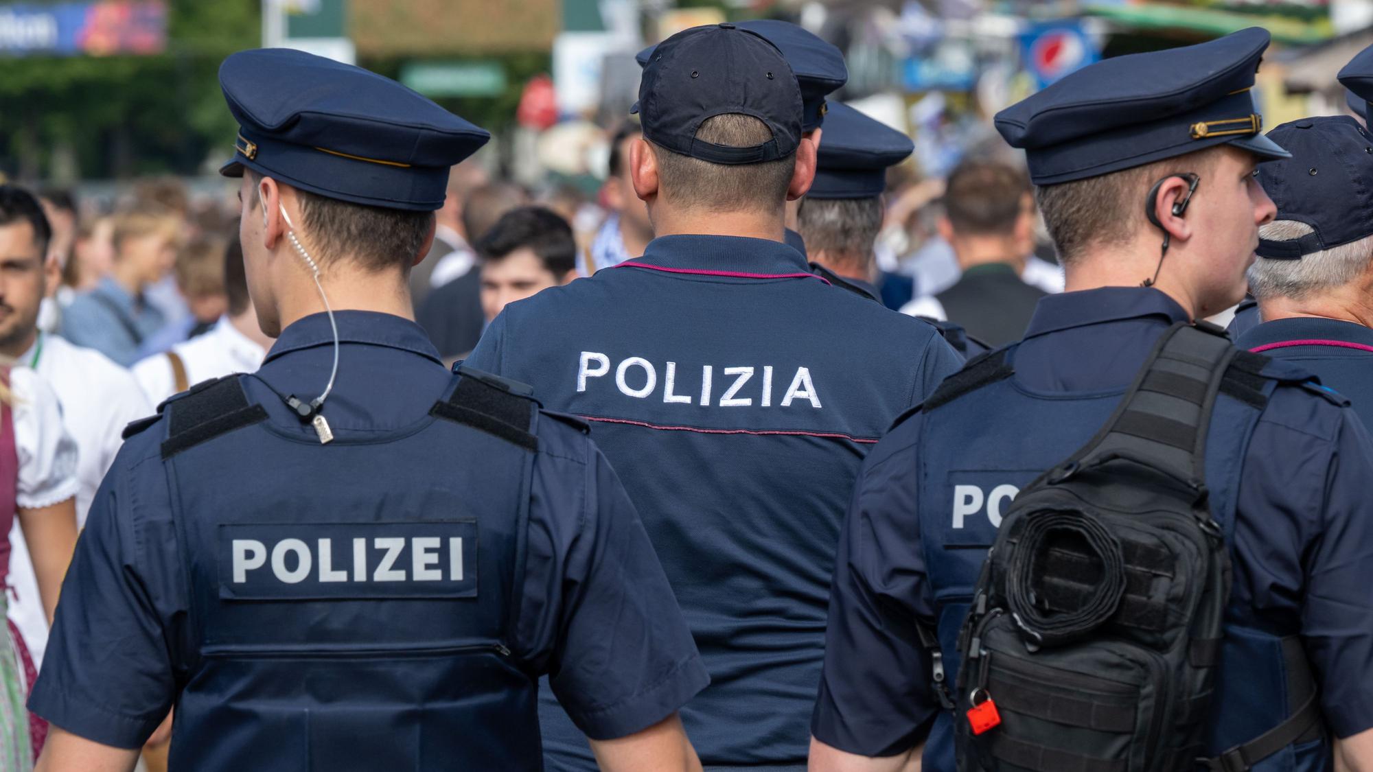 Polizisten aus Bayern und Italien gehen beim 188. Münchner Oktoberfest gemeinsam über das Gelände auf Streife.