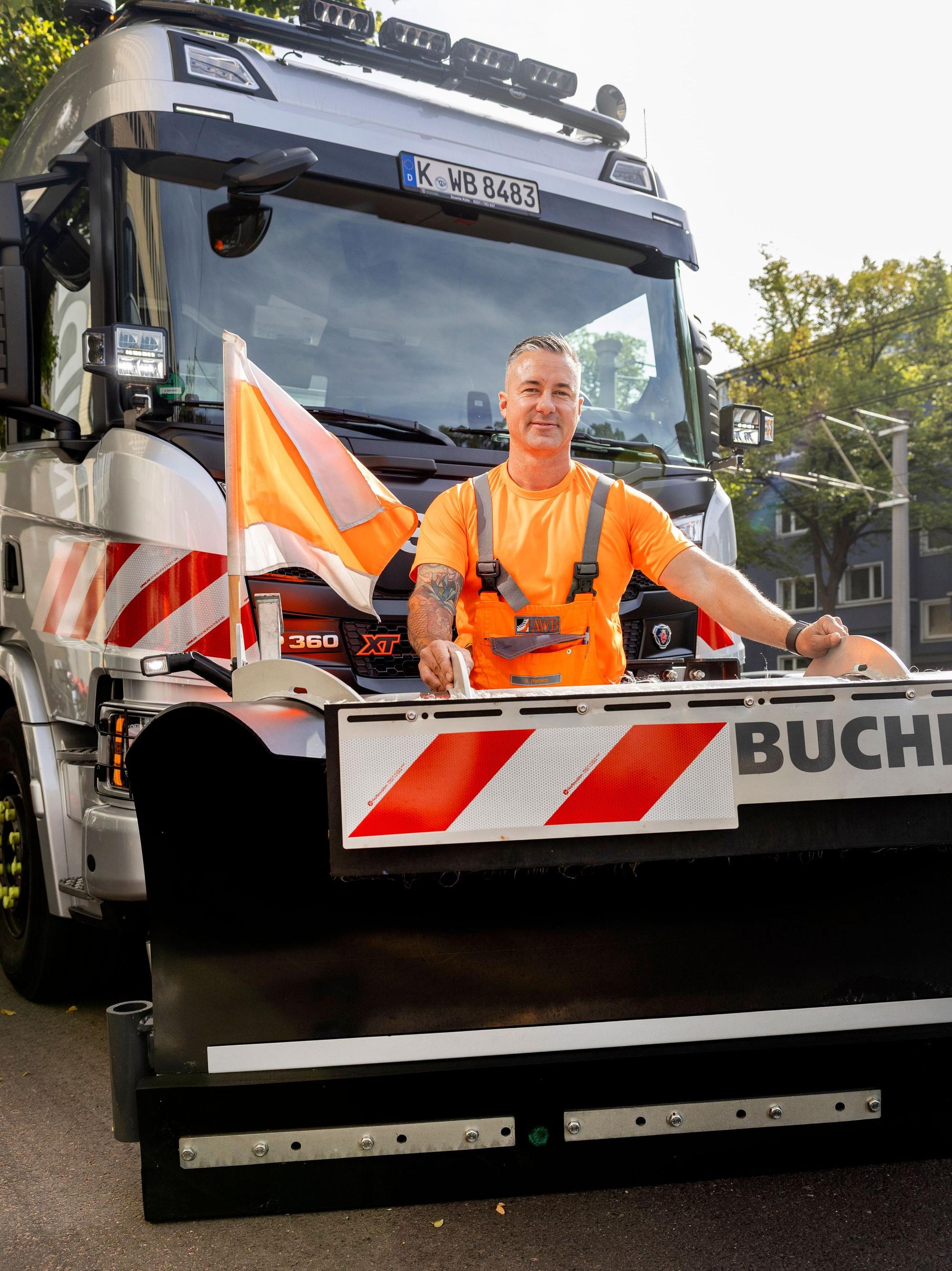 23.09.2026, Köln: Im September fährt die AWB mit ihren Winterdienstfahrzeugen alle Routen ab, damit im Winter im Ernstfall alle Fahrerinnen und Fahrer ihre Routen, Engstellen und das Fahrzeug kennen.
Am Steuer sitzt Andreas Pietsch.
Foto: Michael Bause