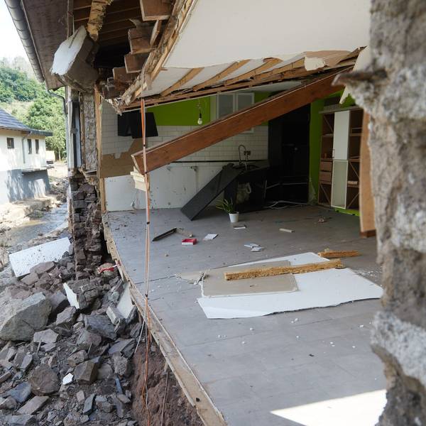 Die Fassade eines Hauses fehlt. Der Manscheider Bach hatte sie bei der Flutkatastrophe 2021 weggerissen.
