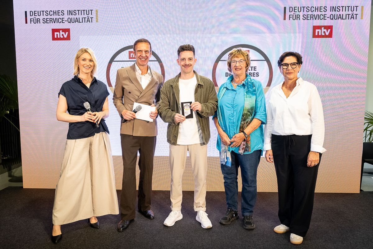 Phil Janßen (Gründer von Steets) bei der Preisverleihung in Berlin.