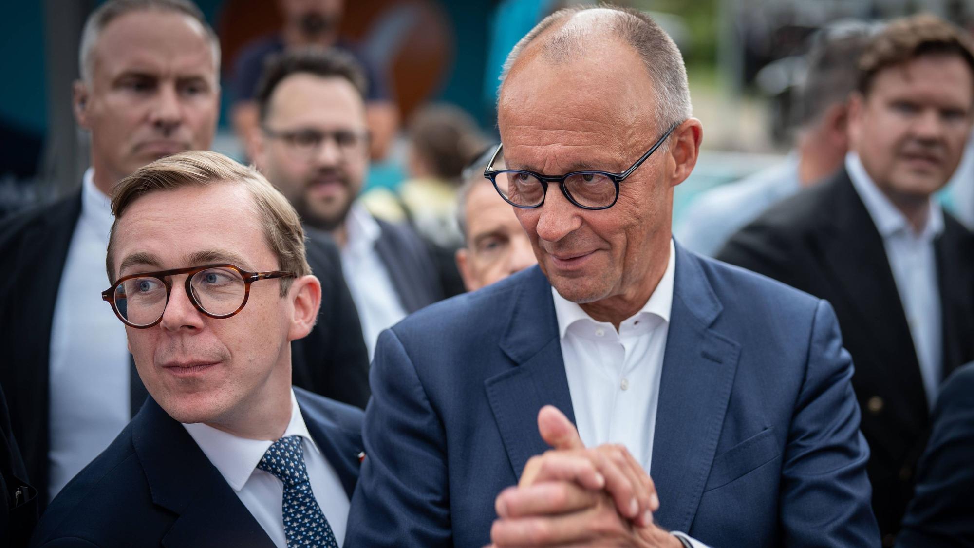 Bundeskanzler Friedrich Merz mit Philipp Amthor (l.), inzwischen Staatsminister im Kanzleramt, im Wahlkampf in Mecklenburg-Vorpommern. Die CDU verfehlte erstmals in ihrer Geschichte den Einzug in den Landtag.