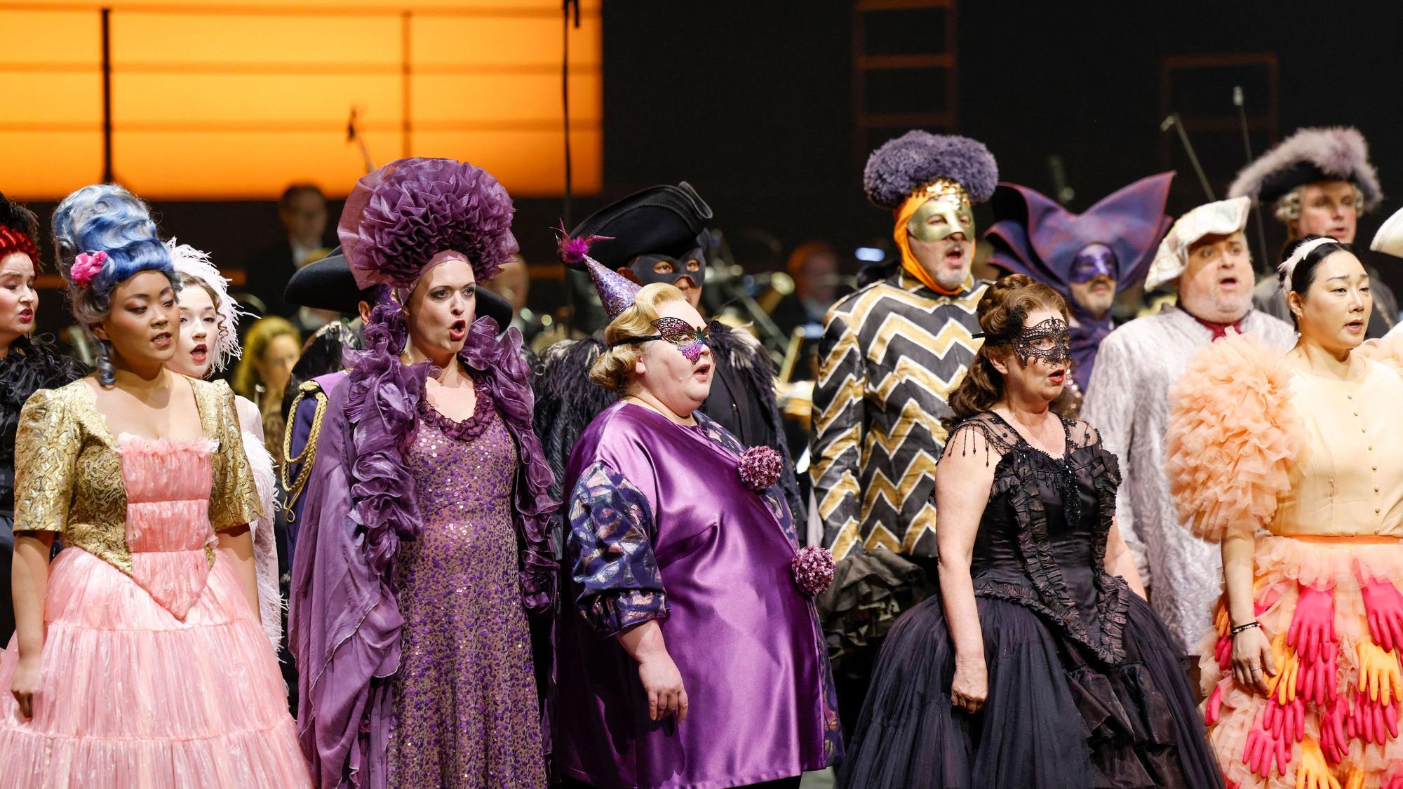Der Chor der Oper Köln singt auf der Bühne.