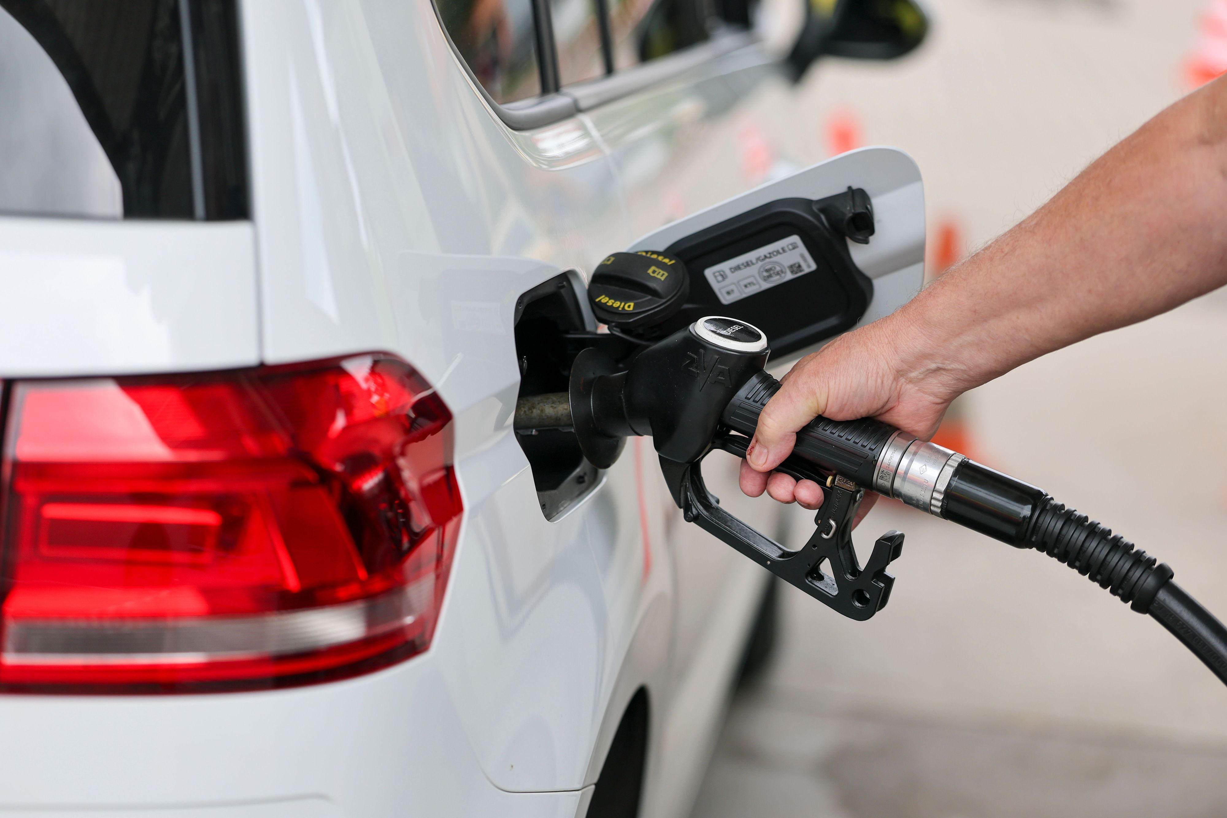 Ein Mann betankt ein Auto mit Diesel an einer Tankstelle. (Archivbild)