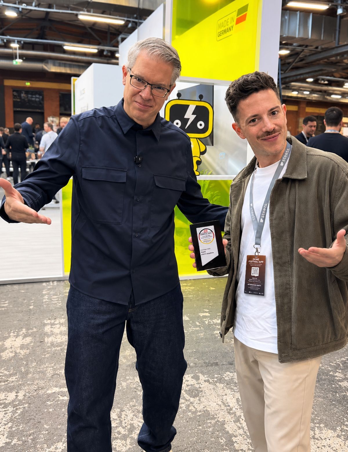 Bei der Preisverleihung in Berlin traf Gründer Phil Janßen Investor und Steets-Unterstützer Frank Thelen.