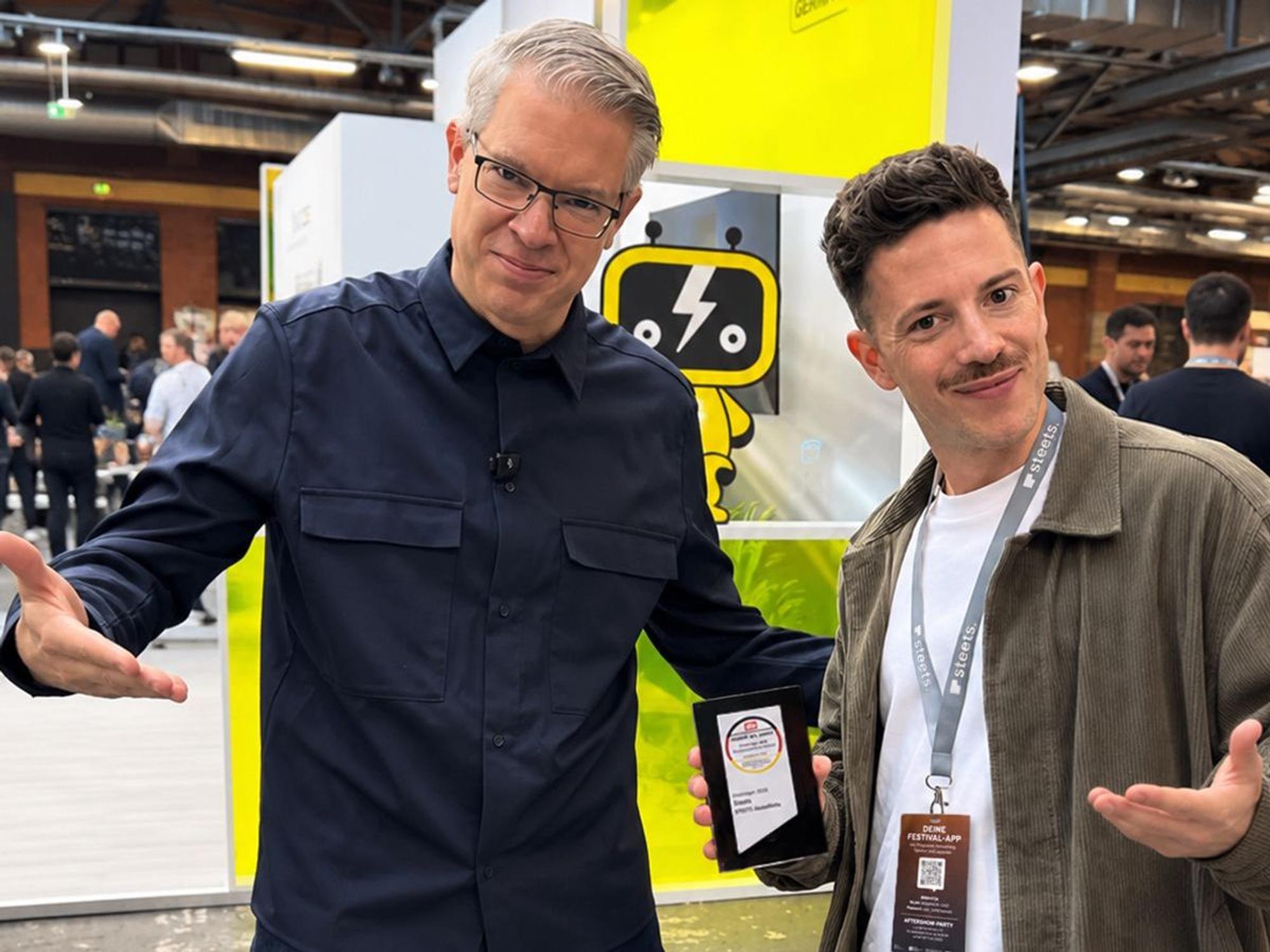 Bei der Preisverleihung in Berlin traf Gründer Phil Janßen Investor und Steets-Unterstützer Frank Thelen.