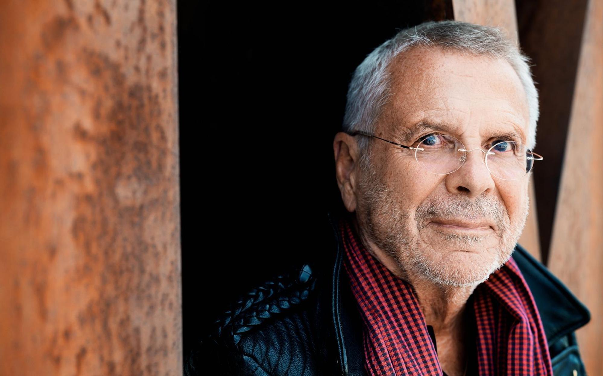 „Einfach und schlicht und klar und schön“: Auf „Schatzhauser“ demonstriert Liedermacher Reinhard Mey eindrucksvoll sein ganzes Können. (Bild: Jim Rakete)