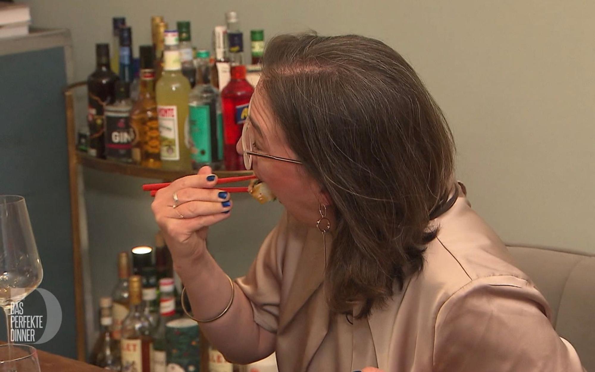 Sushi-Premiere für Daniela: „Soll ich das wirklich im Ganzen essen?“ (Bild: RTL)