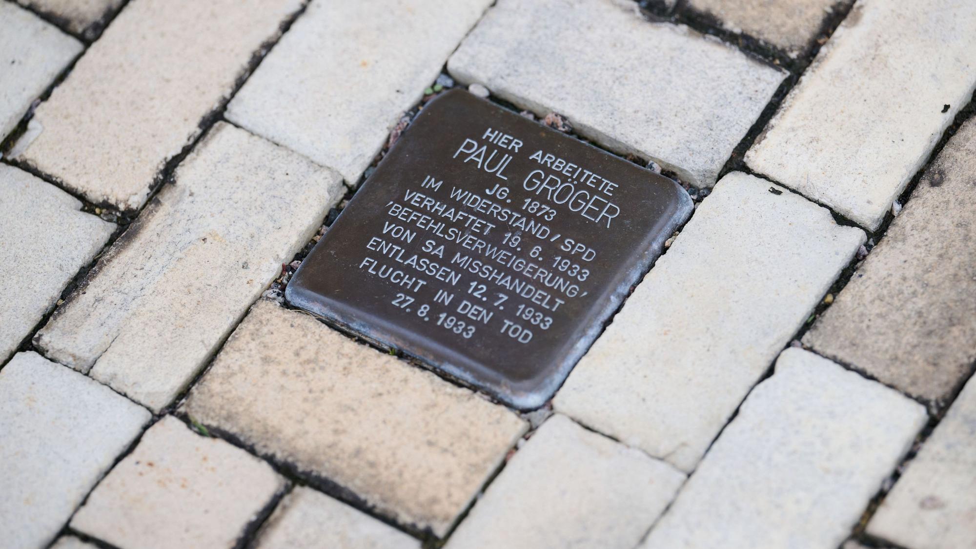 Ein Stolperstein, zur Erinnerung an NS-Opfer Paul Gröger, ist vor dem Rathaus in den Fußweg eingelassen. Der Stadtrat von Heidenau bei Dresden lässt keine neuen Stolpersteine im Straßenraum mehr zu.