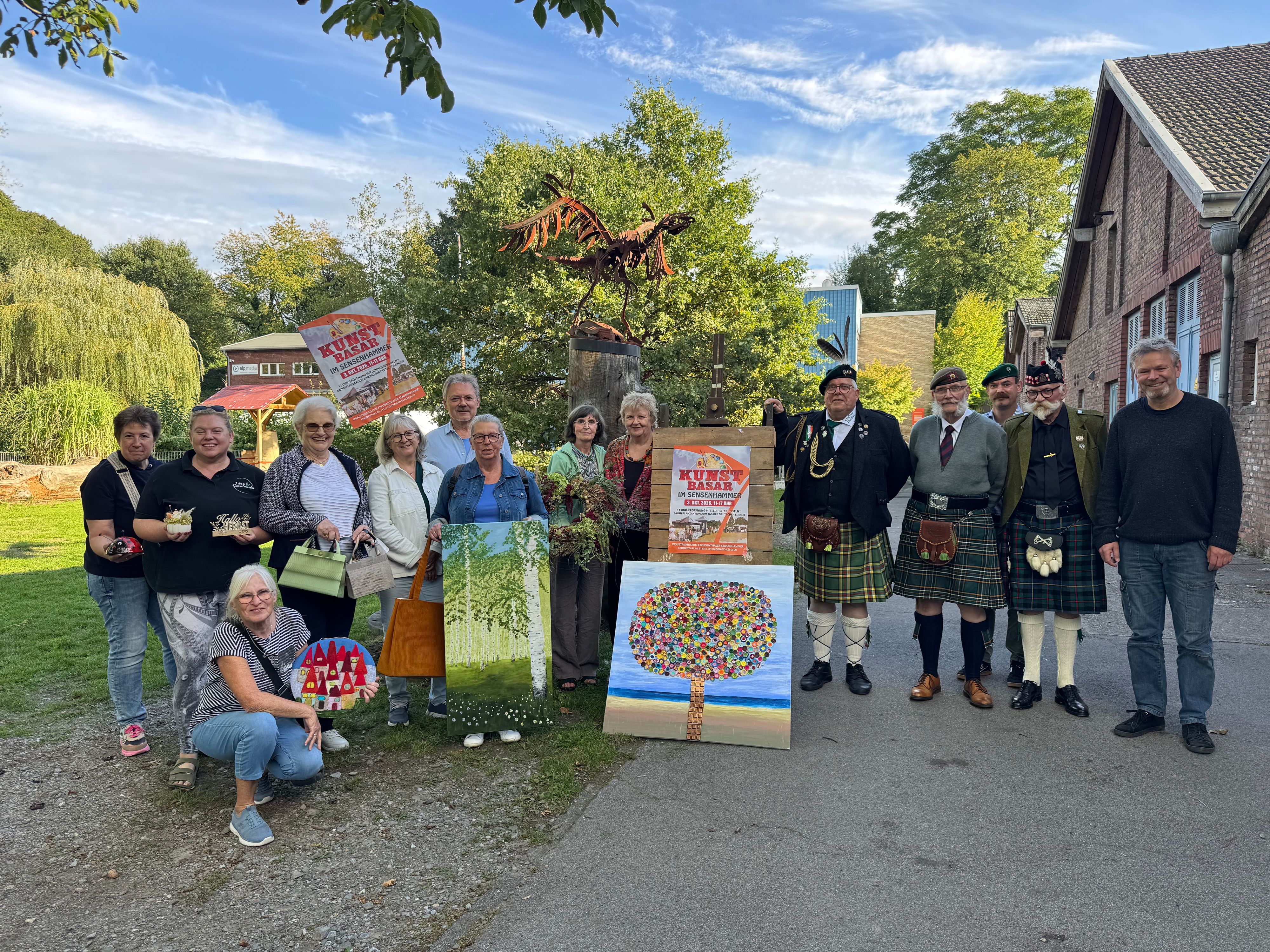 Lokale Künstler verkaufen beim Kunstbasar am Industriemuseum Freudenthaler Sensenhammer ihre Produkte.