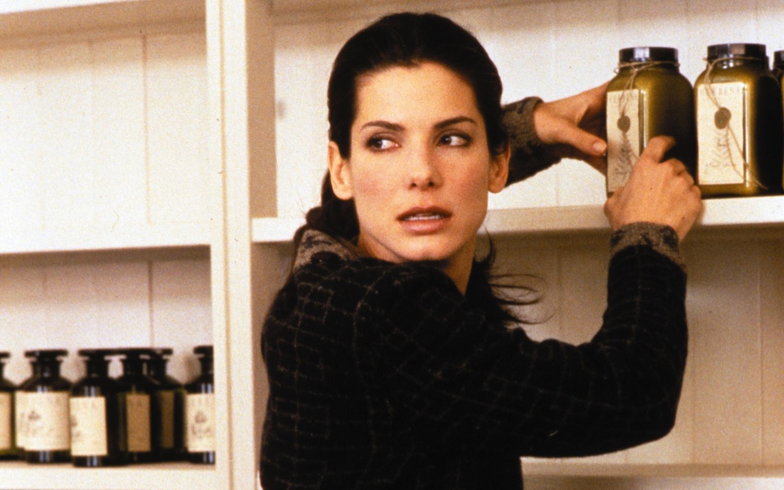 Will mit der Hexerei nichts mehr zu schaffen haben: Sally (Sandra Bullock) trauert um ihren Ehemann und versucht, ein normales Dasein zu führen. (Bild: RTL/Warner Bros. Ent./JM)