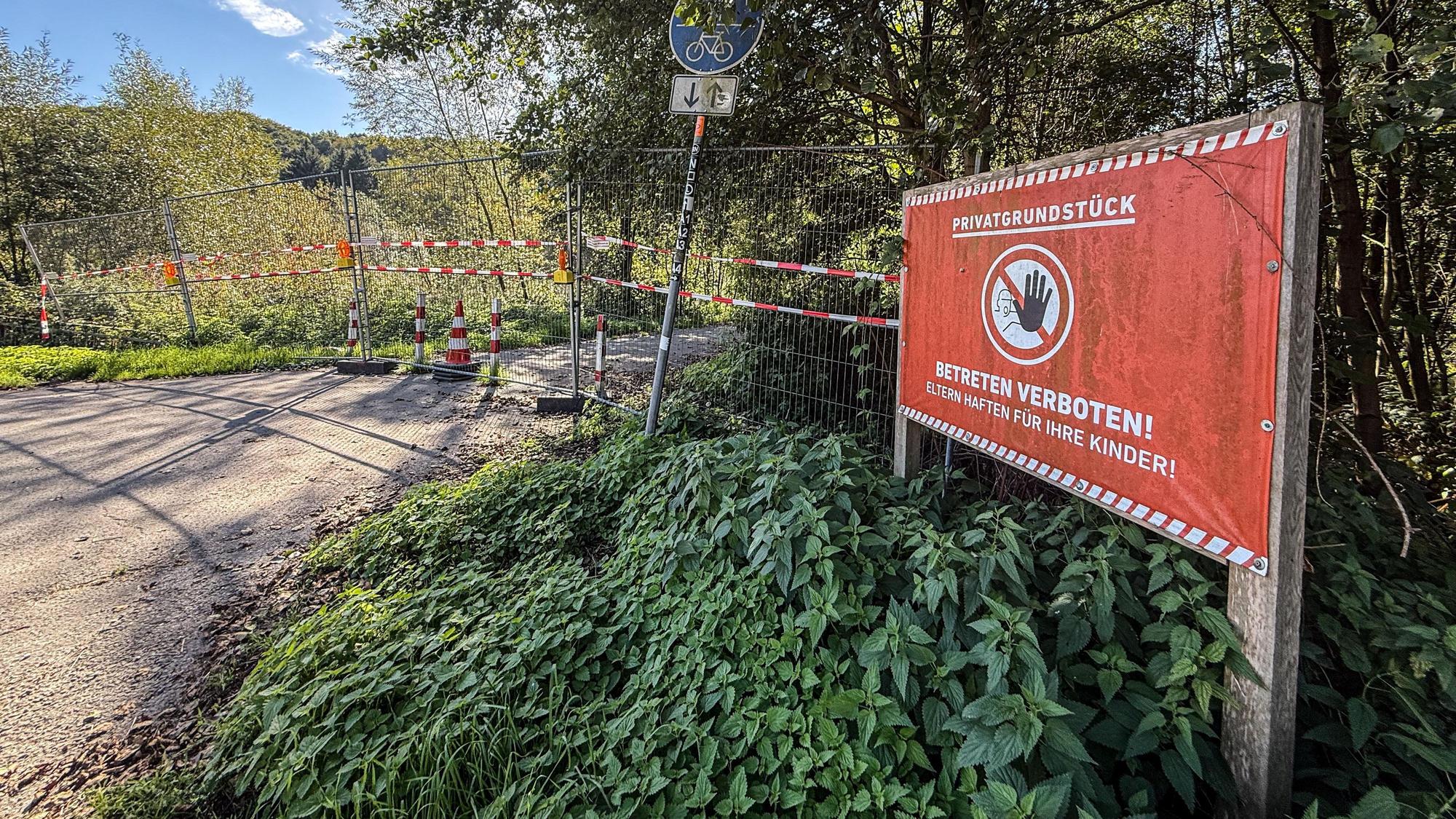 Seit mindestens anderthalb Wochen ist der Damm zwischen Haus Diepental und dem Parkplatz auf Leverkusener Seite gesperrt.