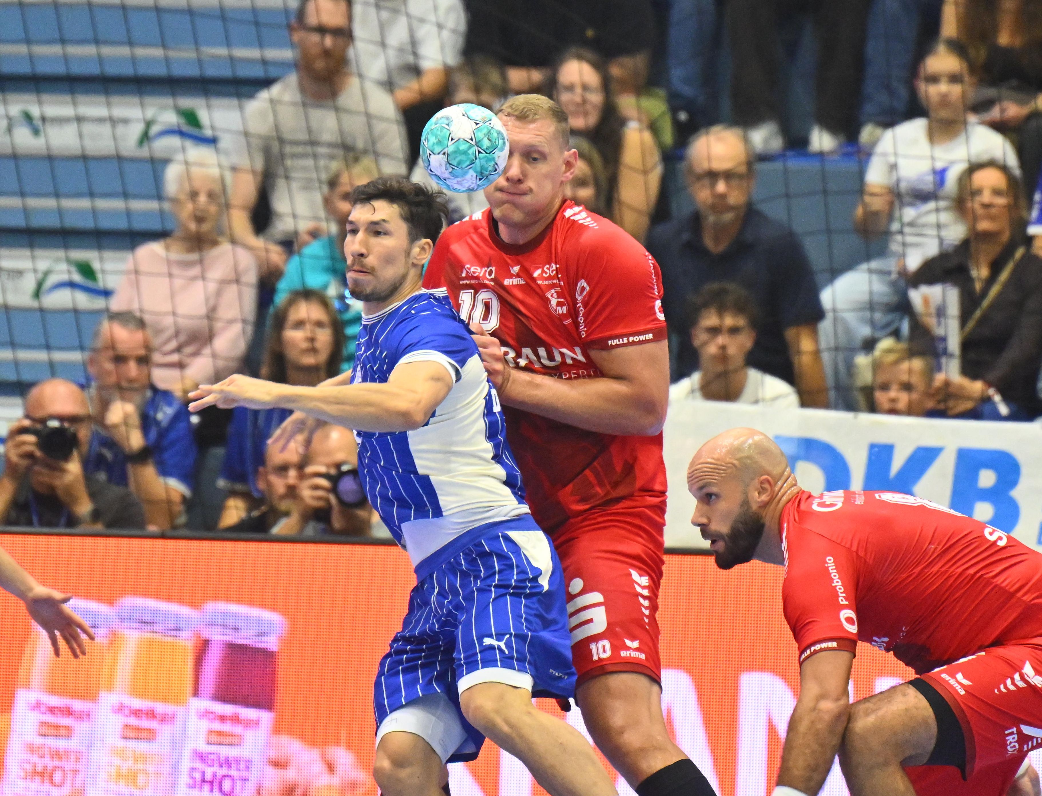 Alex Dujshebaev wird von Dainis Kristopans geblockt.